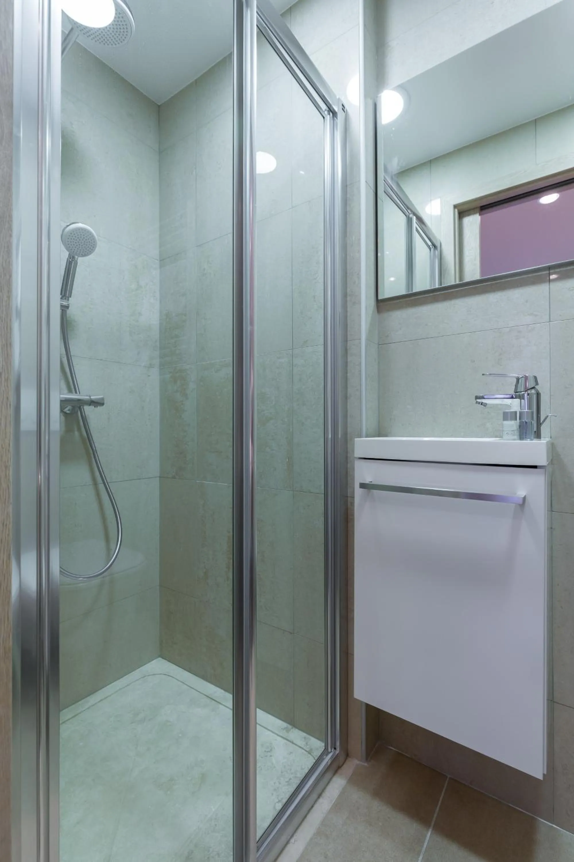 Shower in Palais Saint Pierre