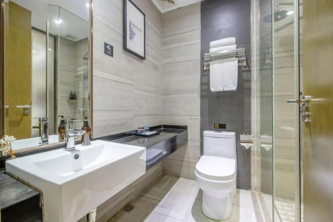 Shower in lnsail Hotel Shenzhen Luohu Port Railway Station
