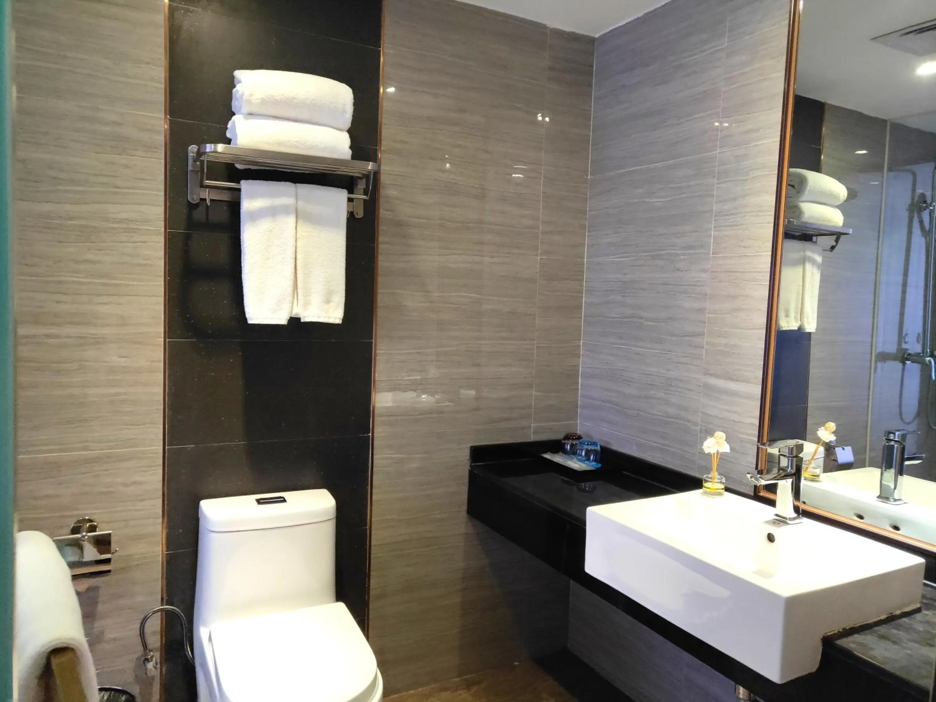 lnsail Hotel Shenzhen Luohu Port Railway Station