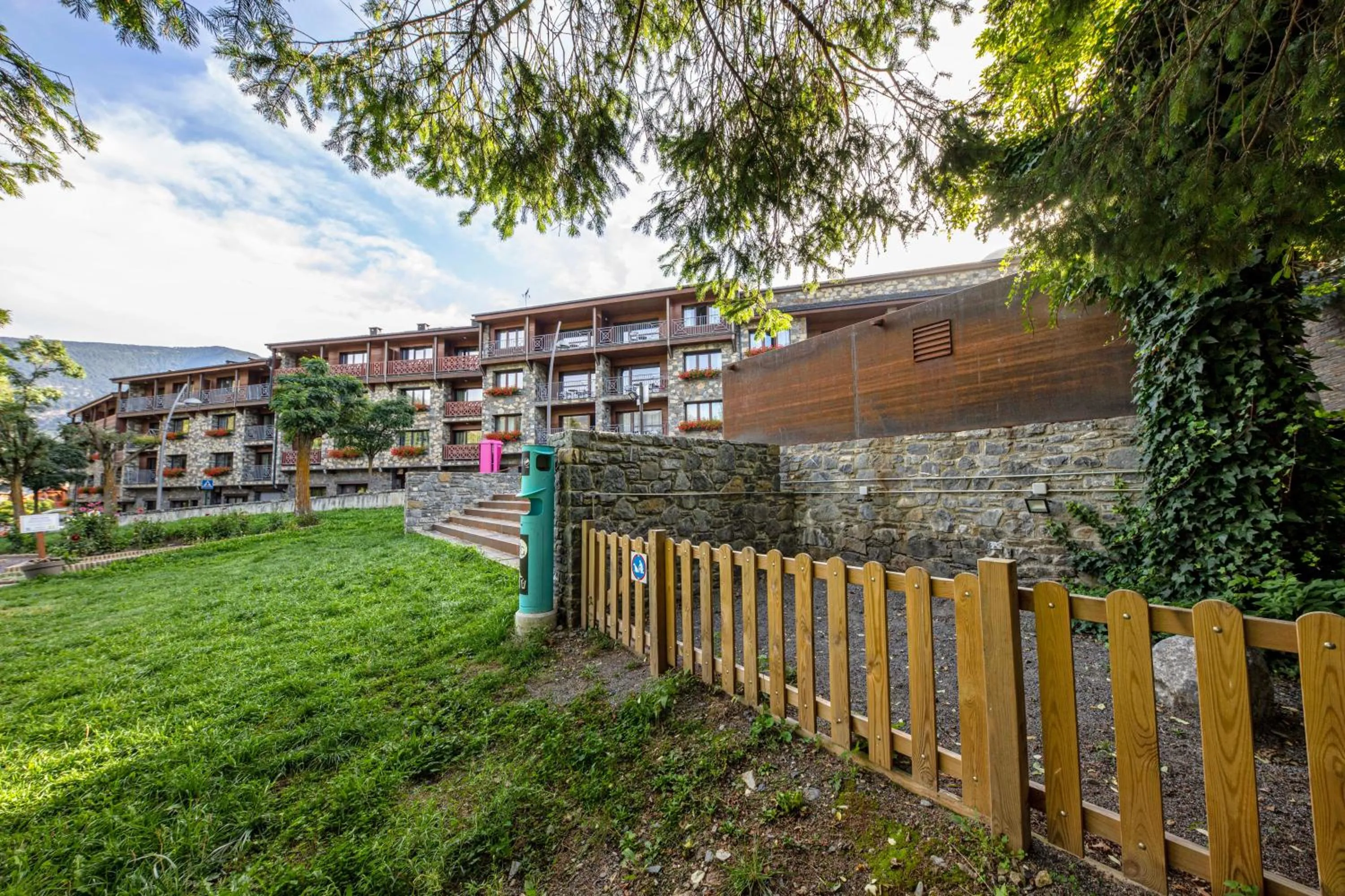 Property building in Apartaments Giberga