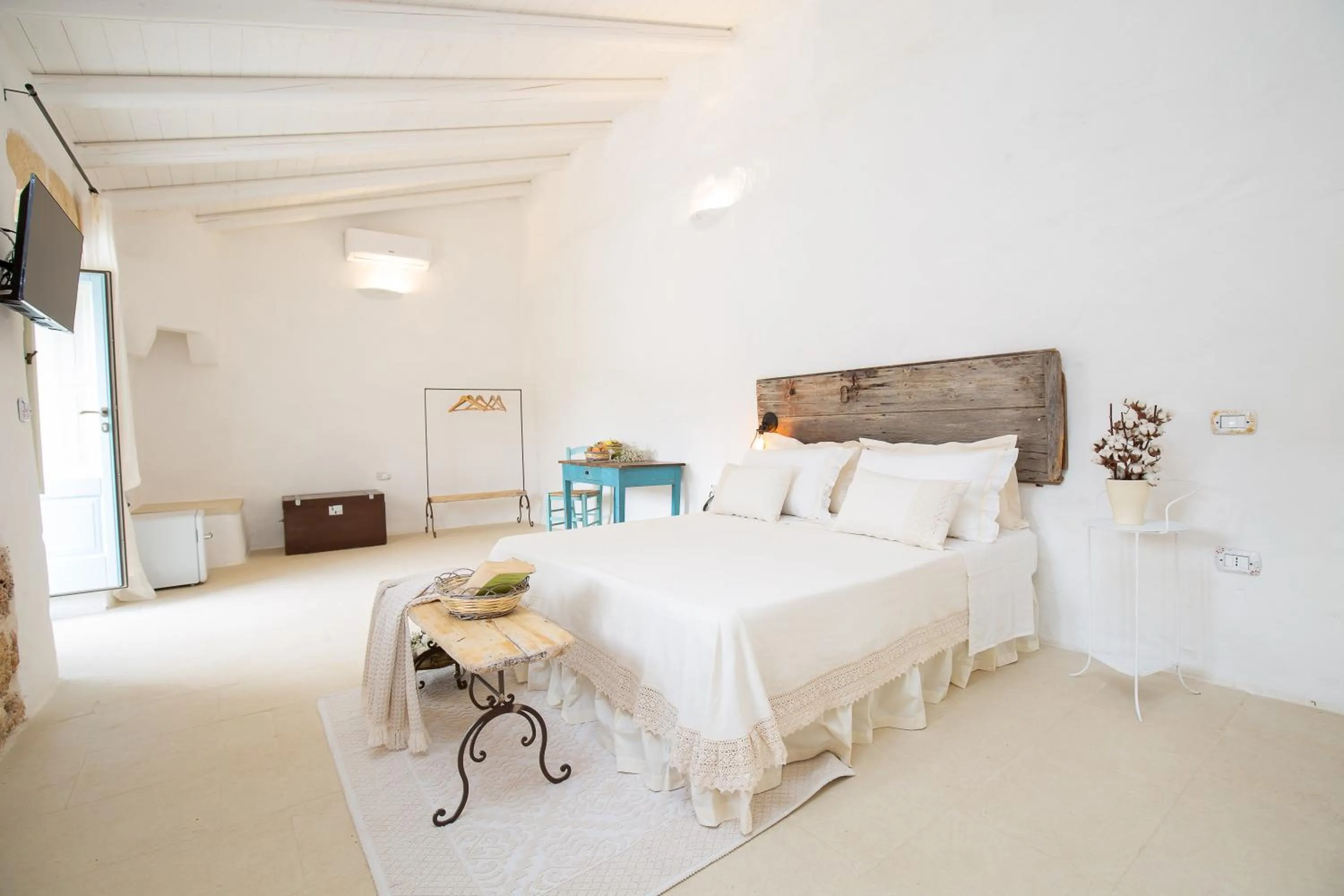 Photo of the whole room, Bed in Masseria Violante Boutique Hotel