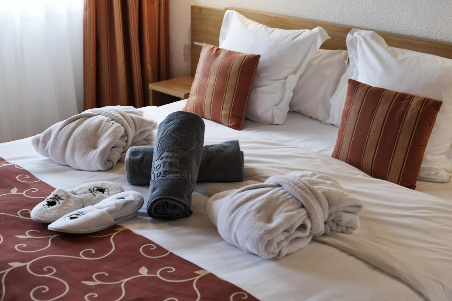 towels, Bed in Hotel & SPA Llop Gris