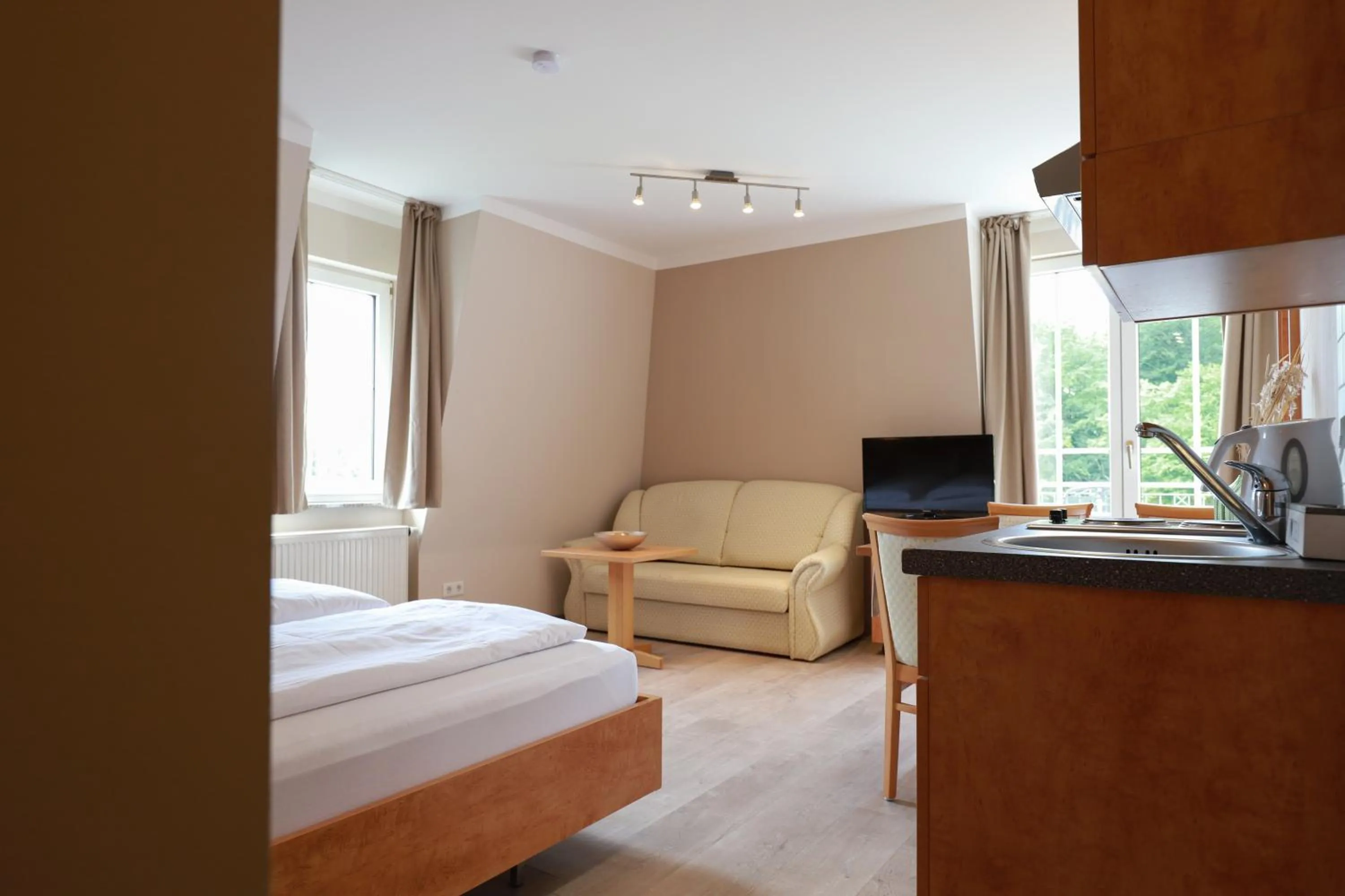 TV and multimedia, Bed in Hofgut Langenborn Wohnen auf Zeit möblierte Apartments Aschaffenburg Alzenau Frankfurt