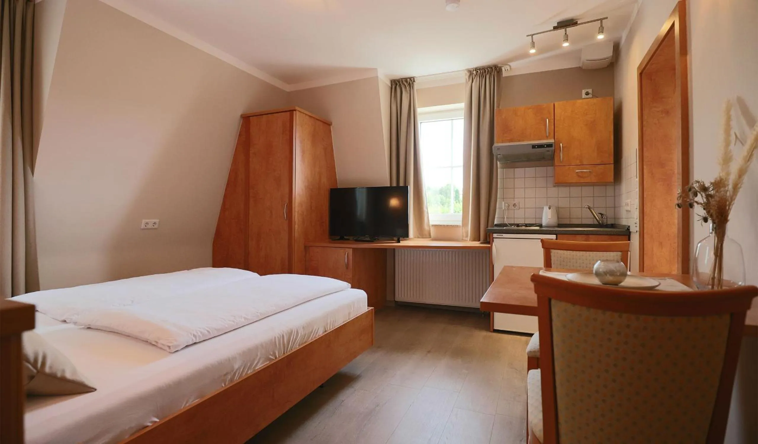 Photo of the whole room, Bed in Hofgut Langenborn Wohnen auf Zeit möblierte Apartments Aschaffenburg Alzenau Frankfurt