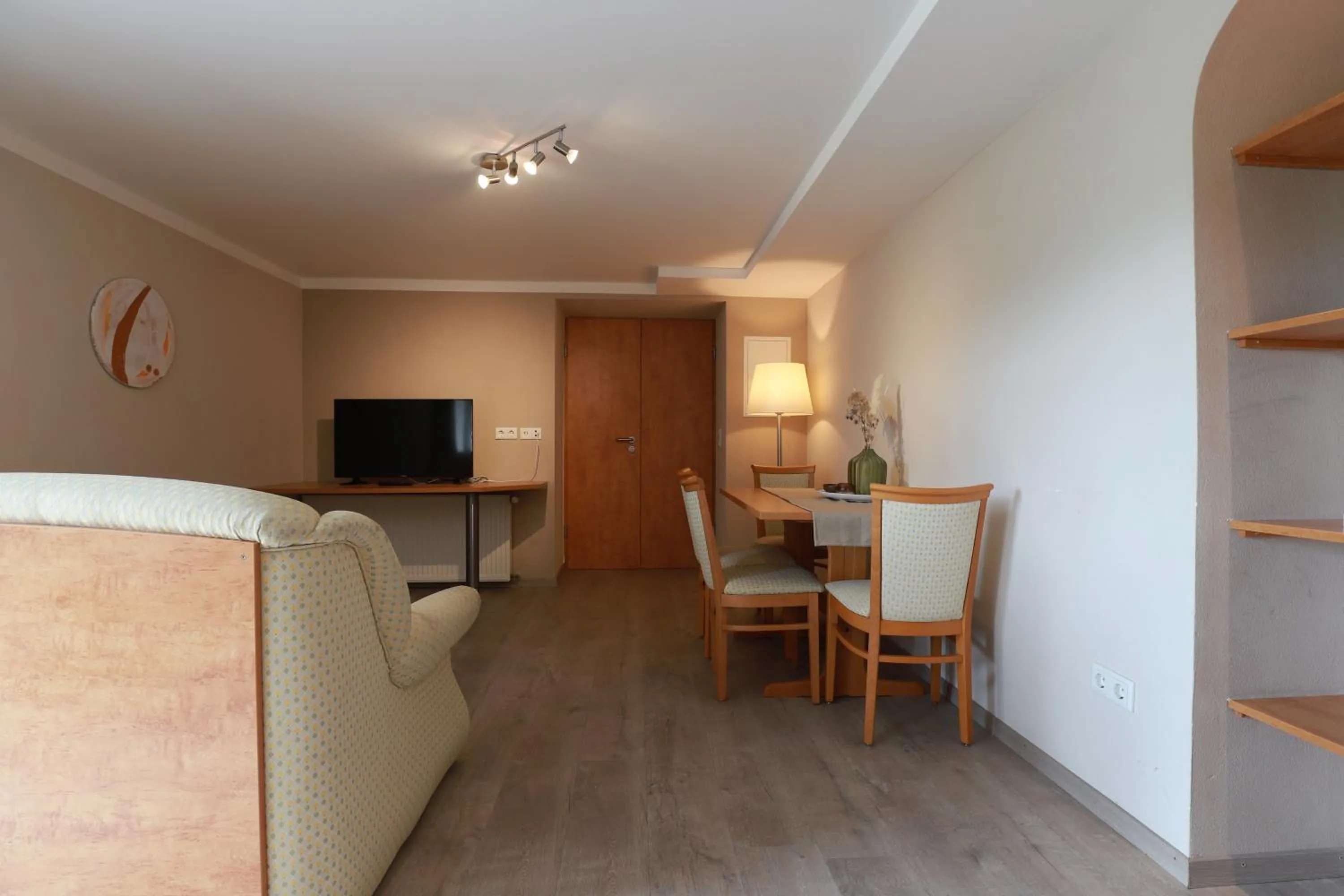 Living room in Hofgut Langenborn Wohnen auf Zeit möblierte Apartments Aschaffenburg Alzenau Frankfurt