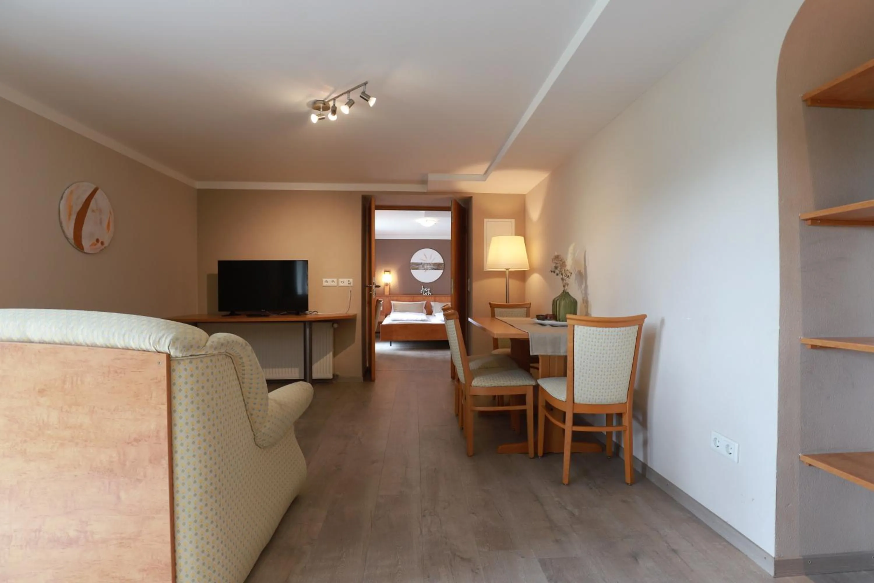 Living room in Hofgut Langenborn Wohnen auf Zeit möblierte Apartments Aschaffenburg Alzenau Frankfurt