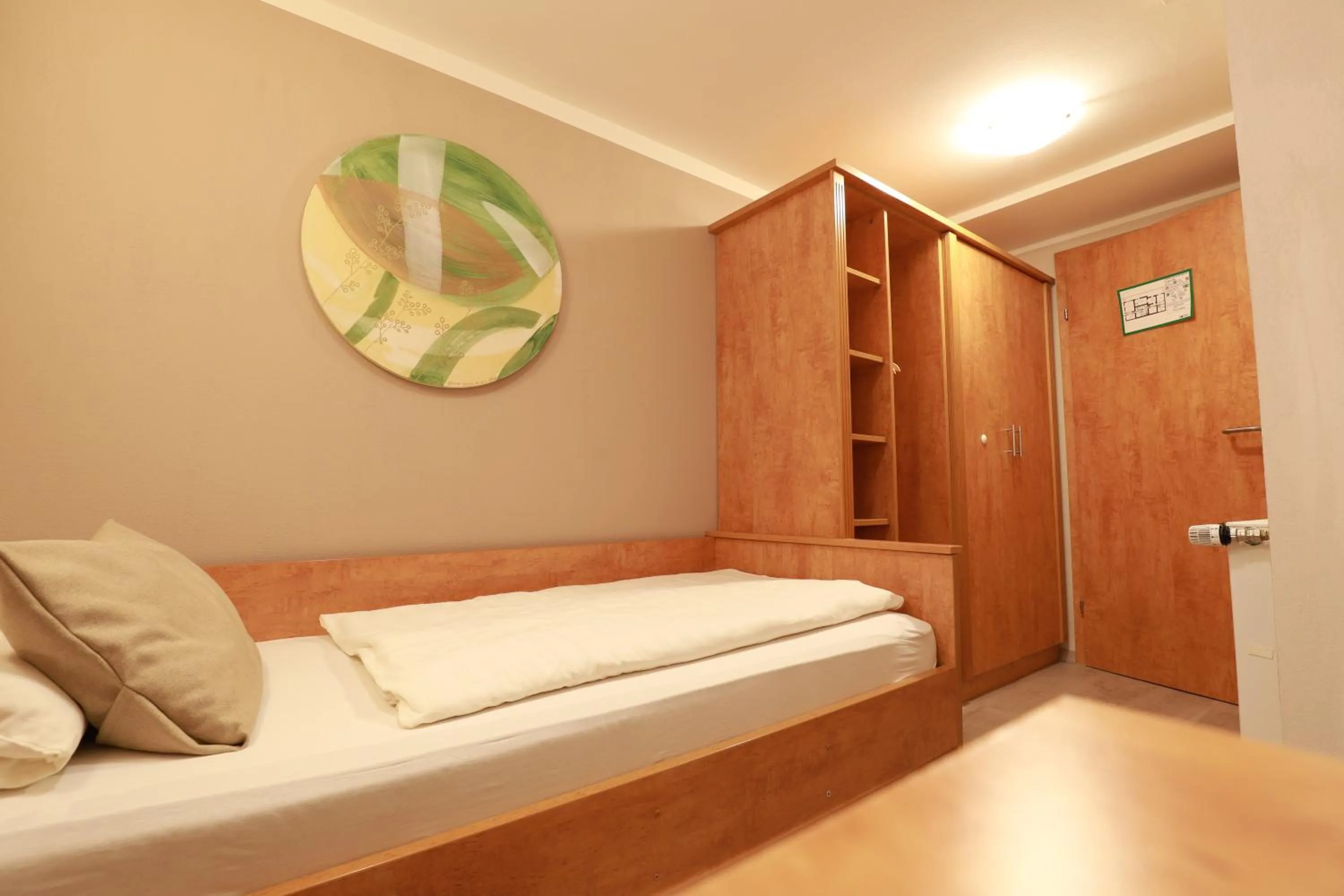 Bed in Hofgut Langenborn Wohnen auf Zeit möblierte Apartments Aschaffenburg Alzenau Frankfurt