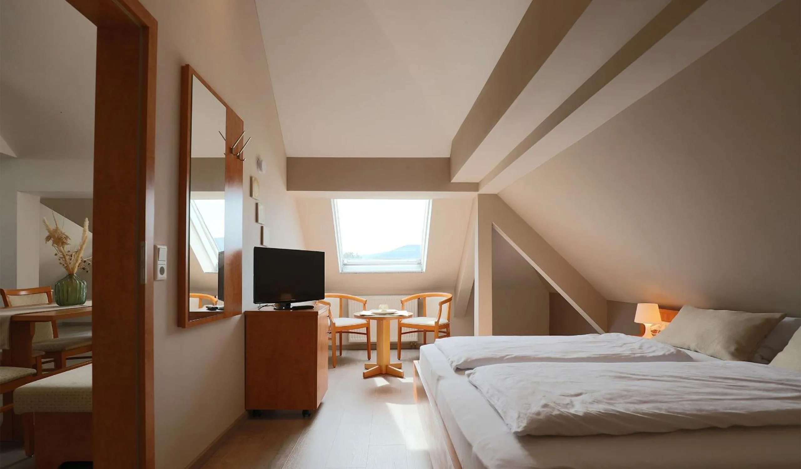 Photo of the whole room, Bed in Hofgut Langenborn Wohnen auf Zeit möblierte Apartments Aschaffenburg Alzenau Frankfurt