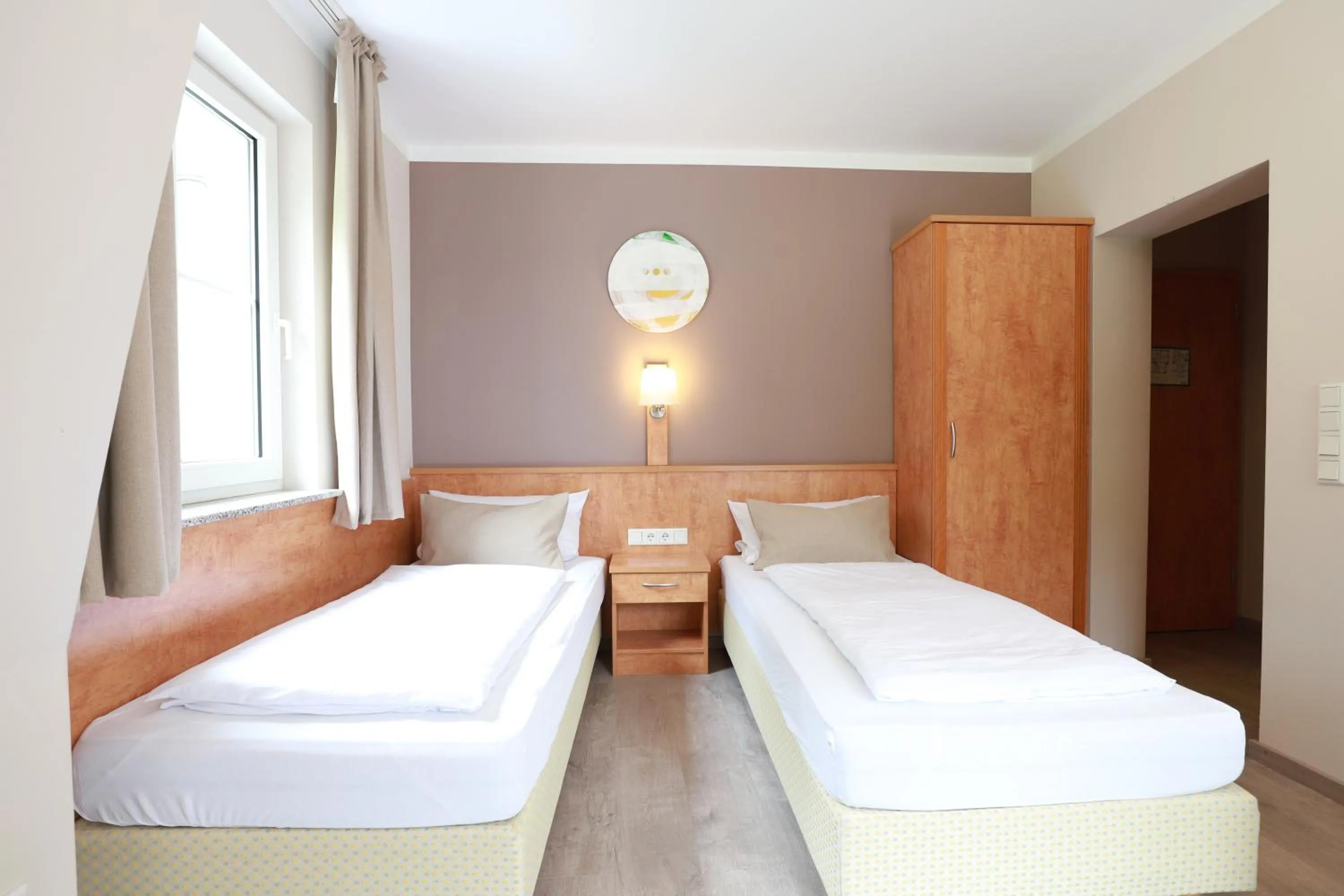 Bed in Hofgut Langenborn Wohnen auf Zeit möblierte Apartments Aschaffenburg Alzenau Frankfurt