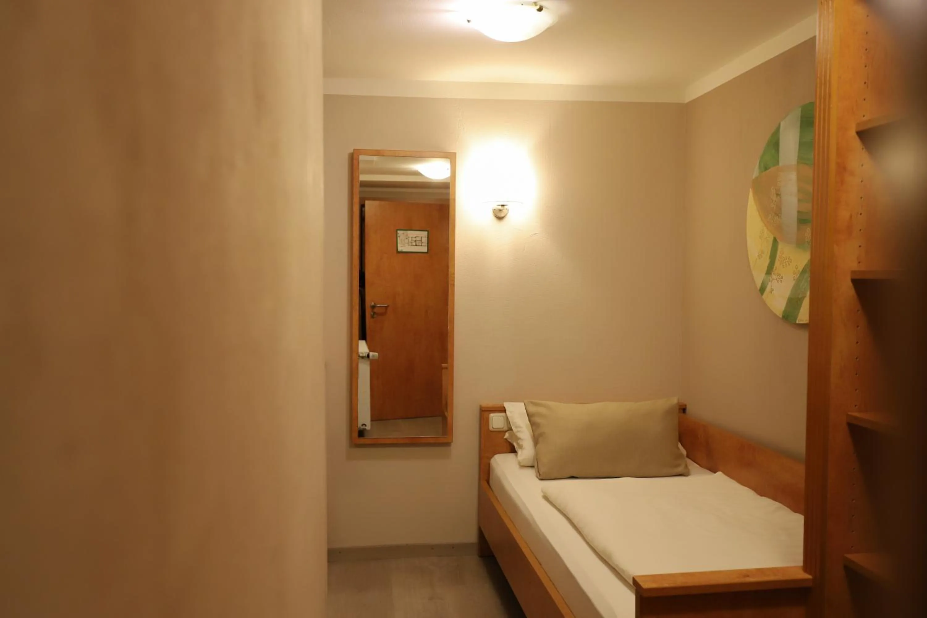 Bed in Hofgut Langenborn Wohnen auf Zeit möblierte Apartments Aschaffenburg Alzenau Frankfurt