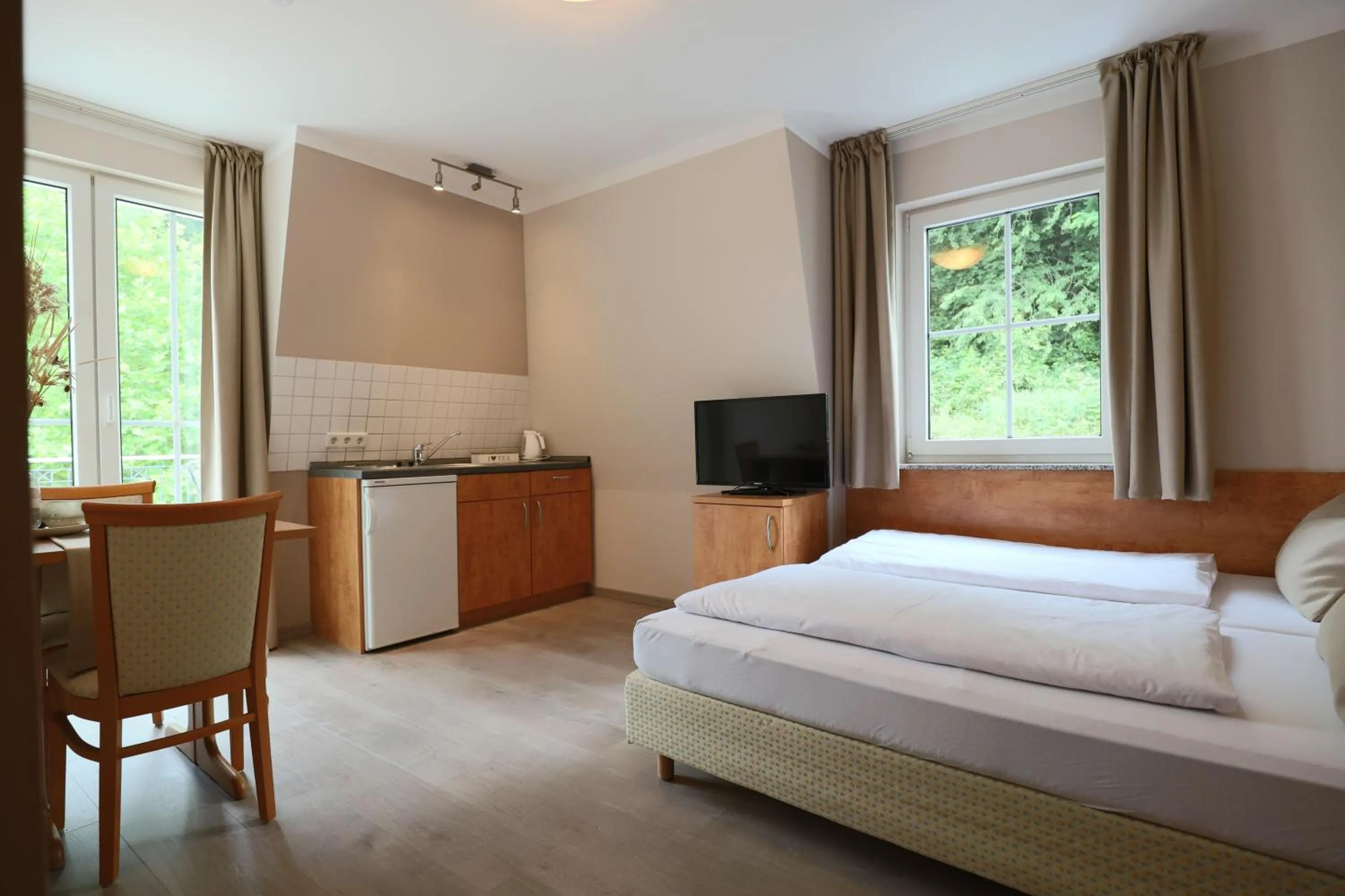 Photo of the whole room, Bed in Hofgut Langenborn Wohnen auf Zeit möblierte Apartments Aschaffenburg Alzenau Frankfurt