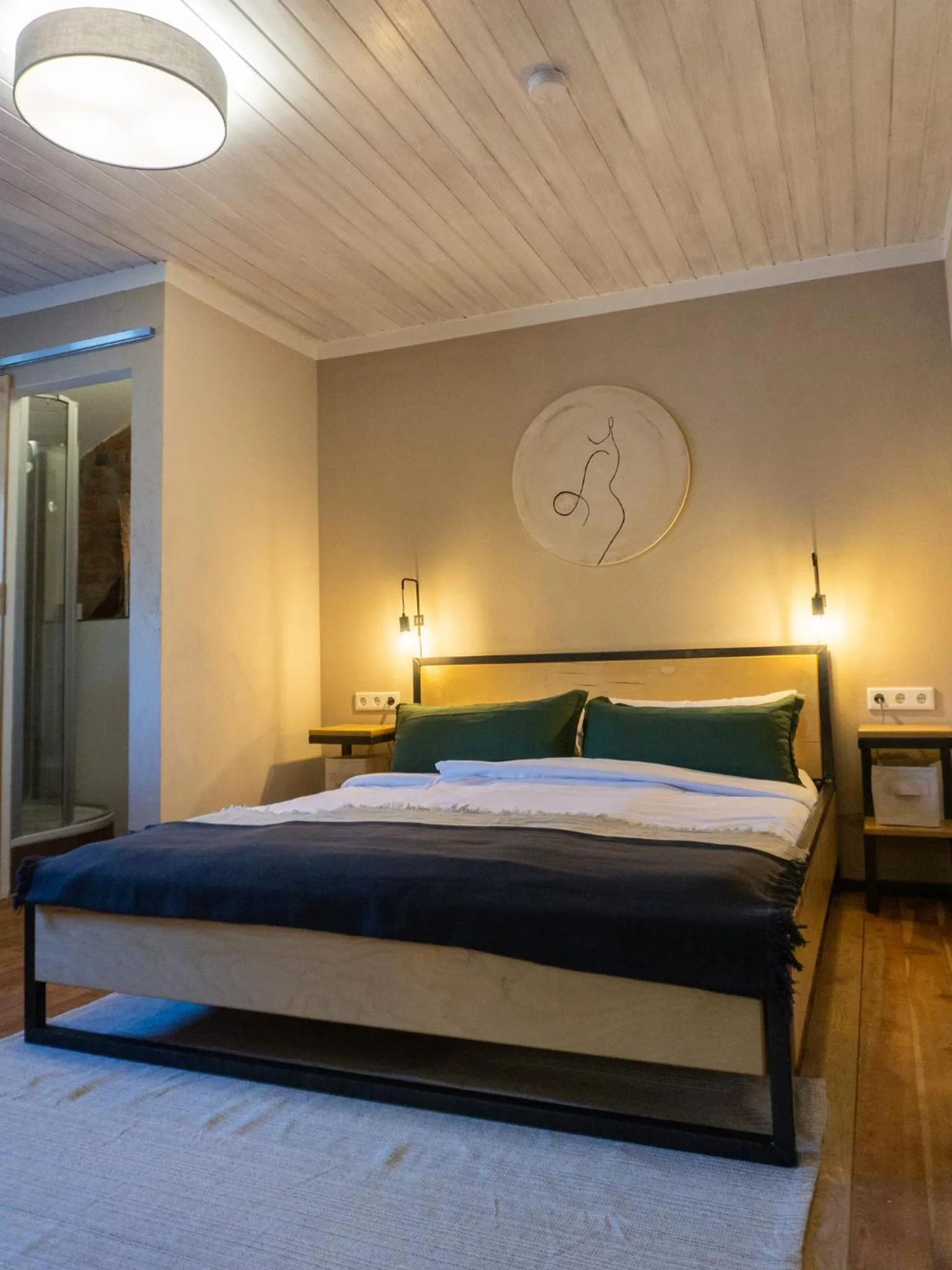 Bed in Hofgut Langenborn Wohnen auf Zeit möblierte Apartments Aschaffenburg Alzenau Frankfurt