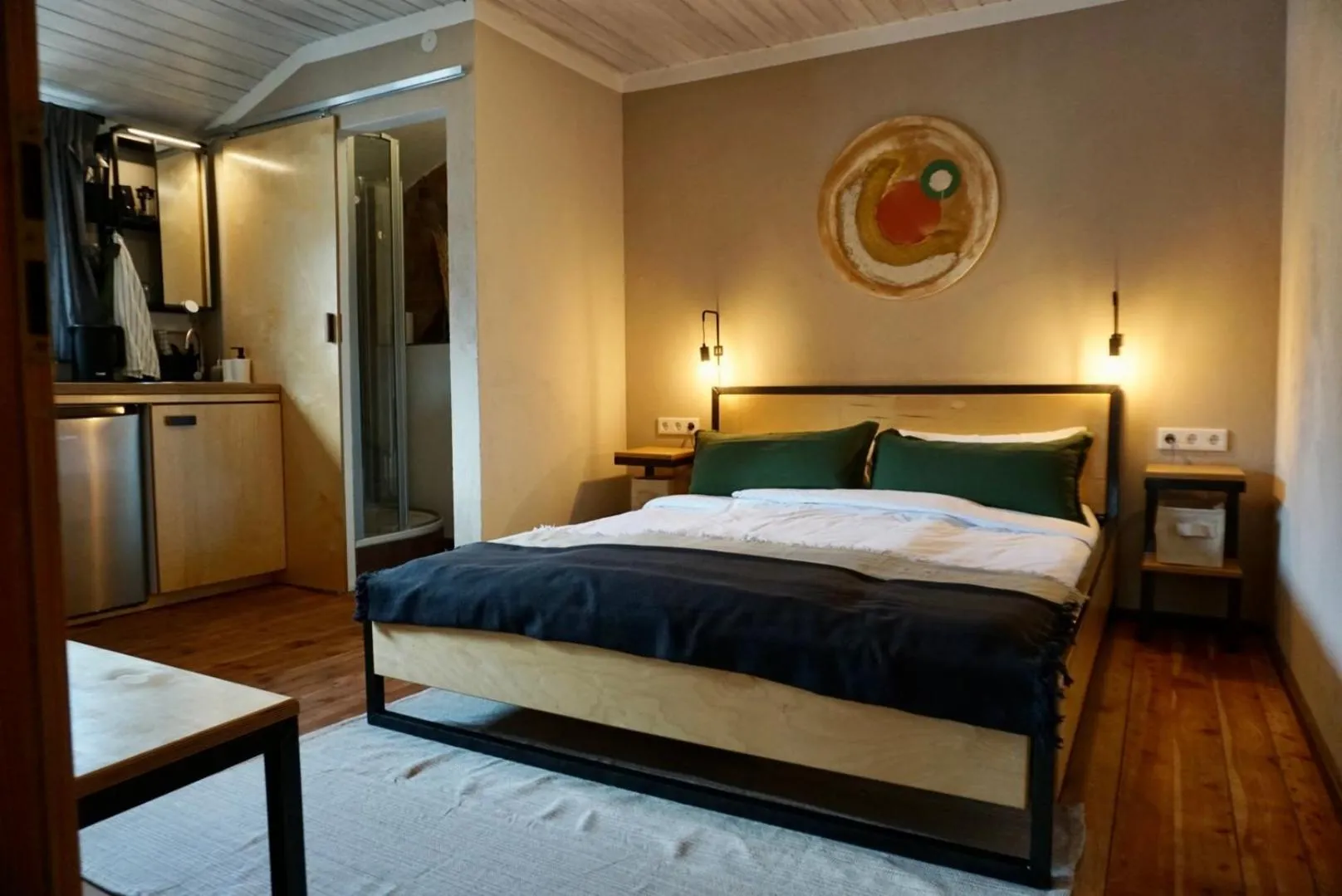 Shower, Bed in Hofgut Langenborn Wohnen auf Zeit möblierte Apartments Aschaffenburg Alzenau Frankfurt