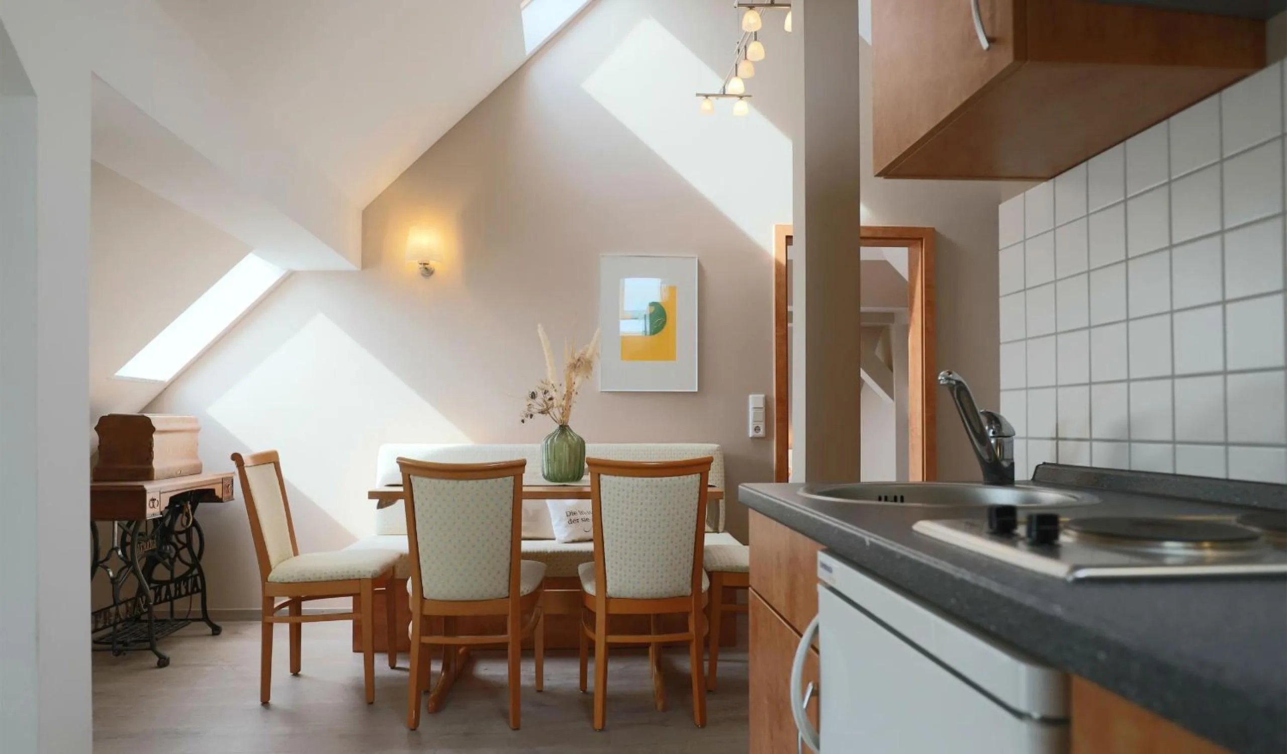 Dining area in Hofgut Langenborn Wohnen auf Zeit möblierte Apartments Aschaffenburg Alzenau Frankfurt