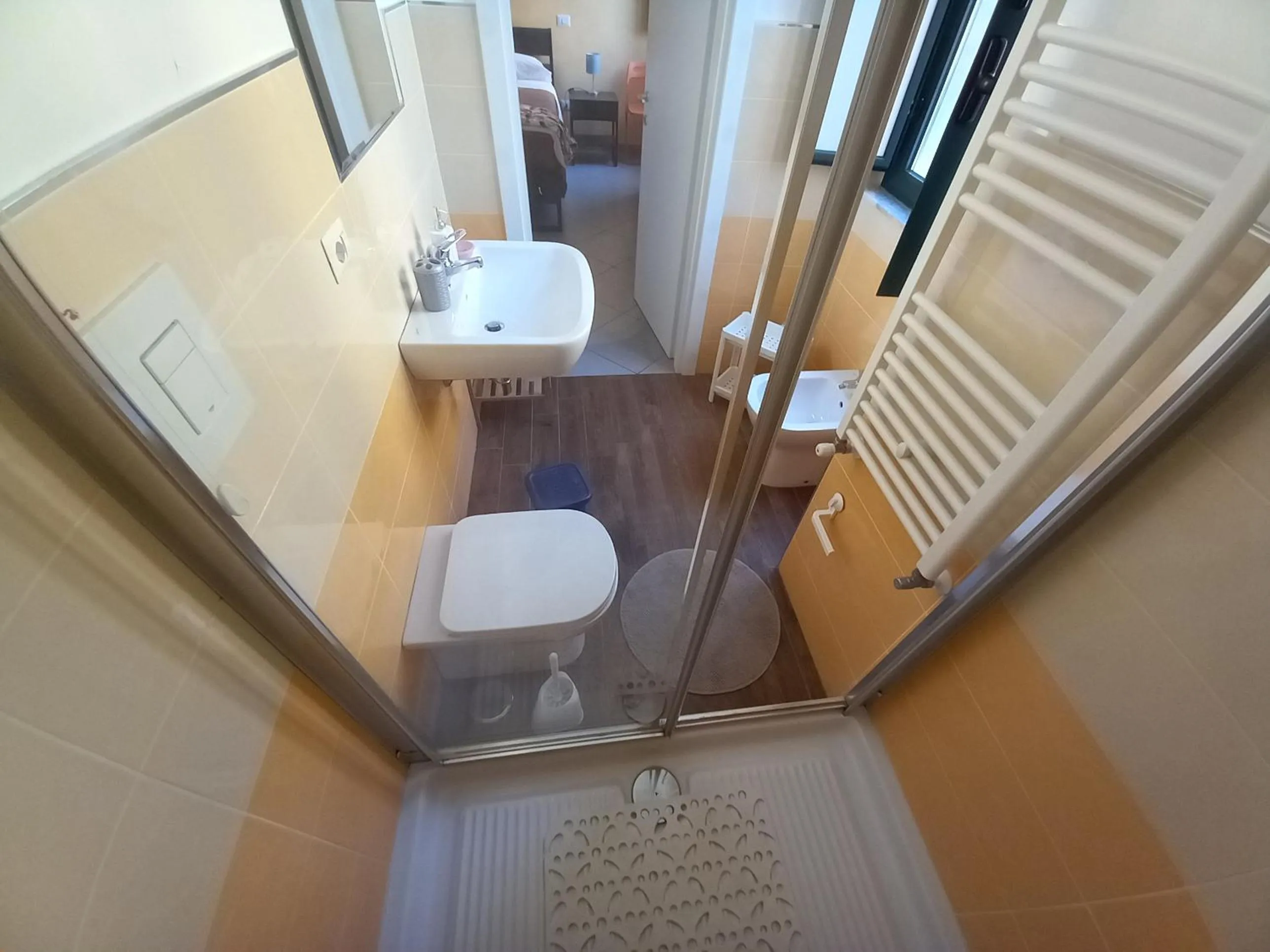 Shower in Grigio Pesca