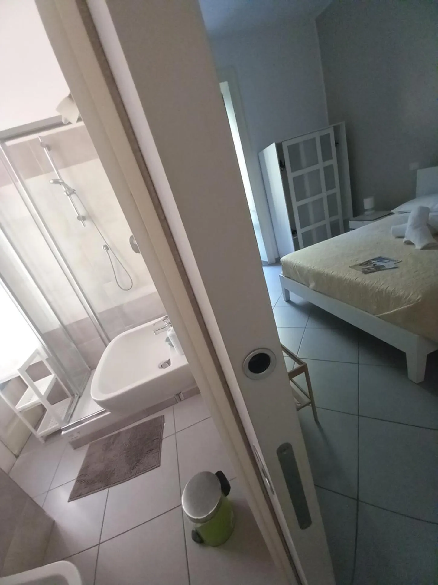 Shower, Bed in Grigio Pesca