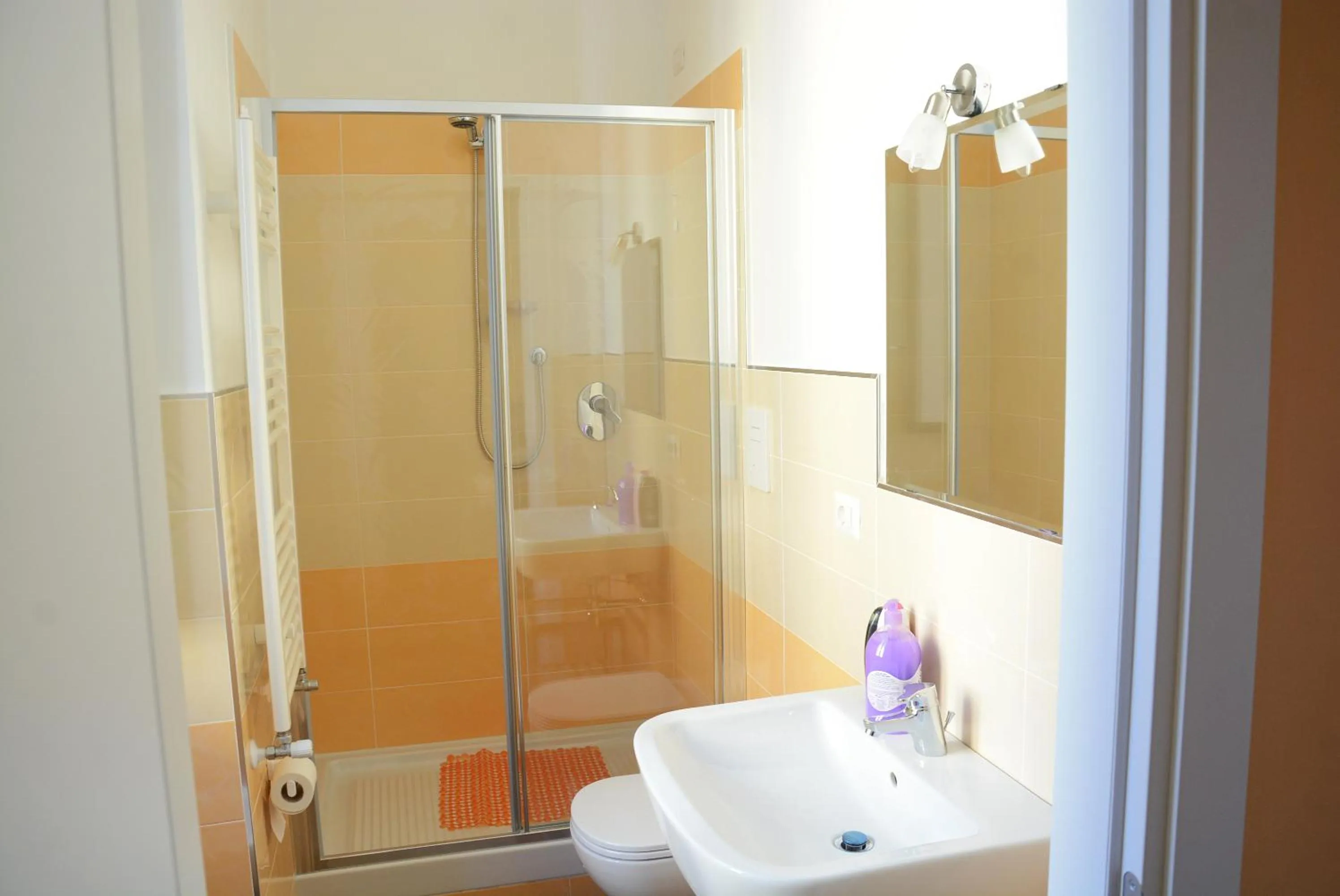 Shower in Grigio Pesca