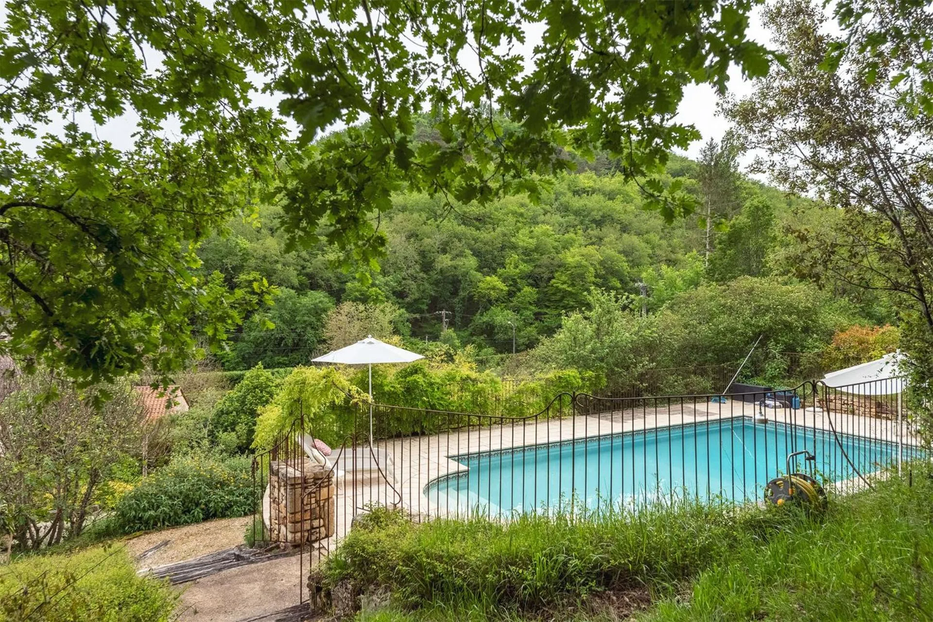 Pool view in La Tour de Cause