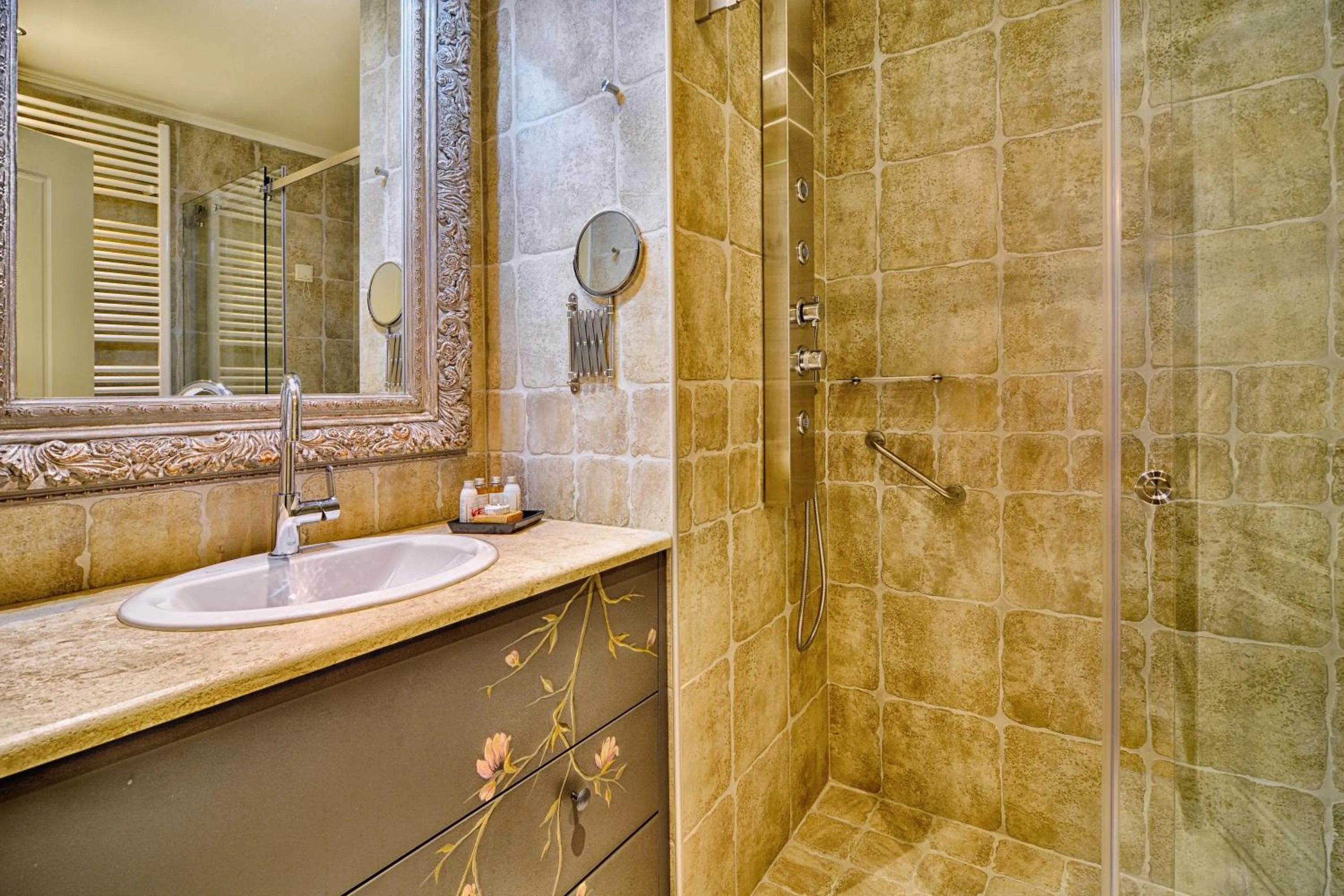 Shower in Hotel Antique