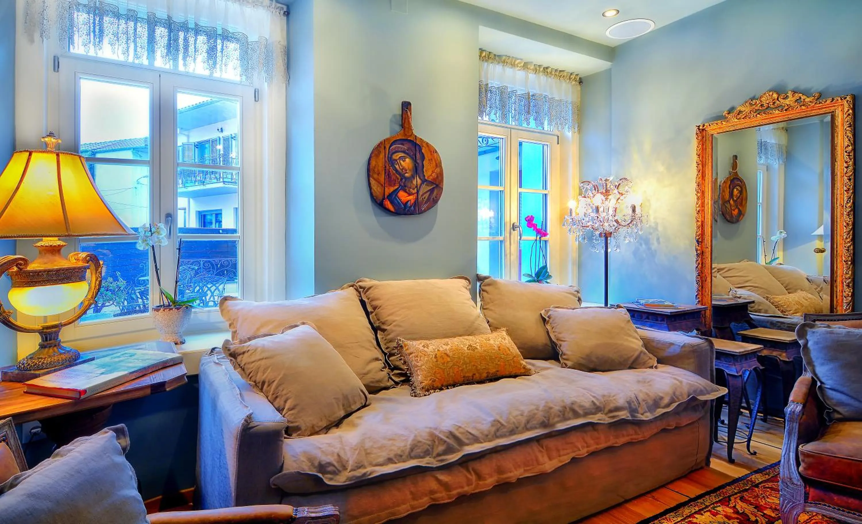 Communal lounge/ TV room in Hotel Antique