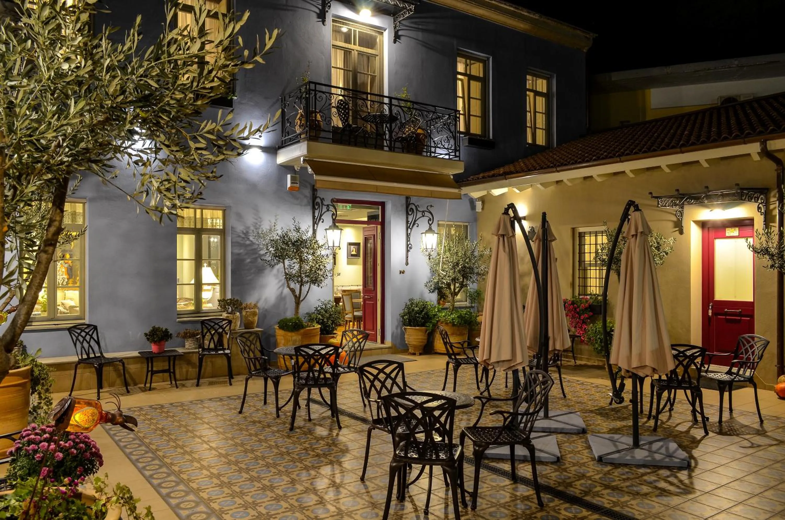 Inner courtyard view in Hotel Antique