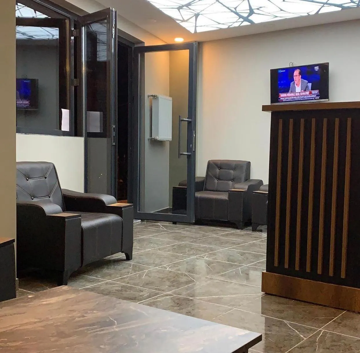 Communal lounge/ TV room in NURALP APART OTEL - Trabzon