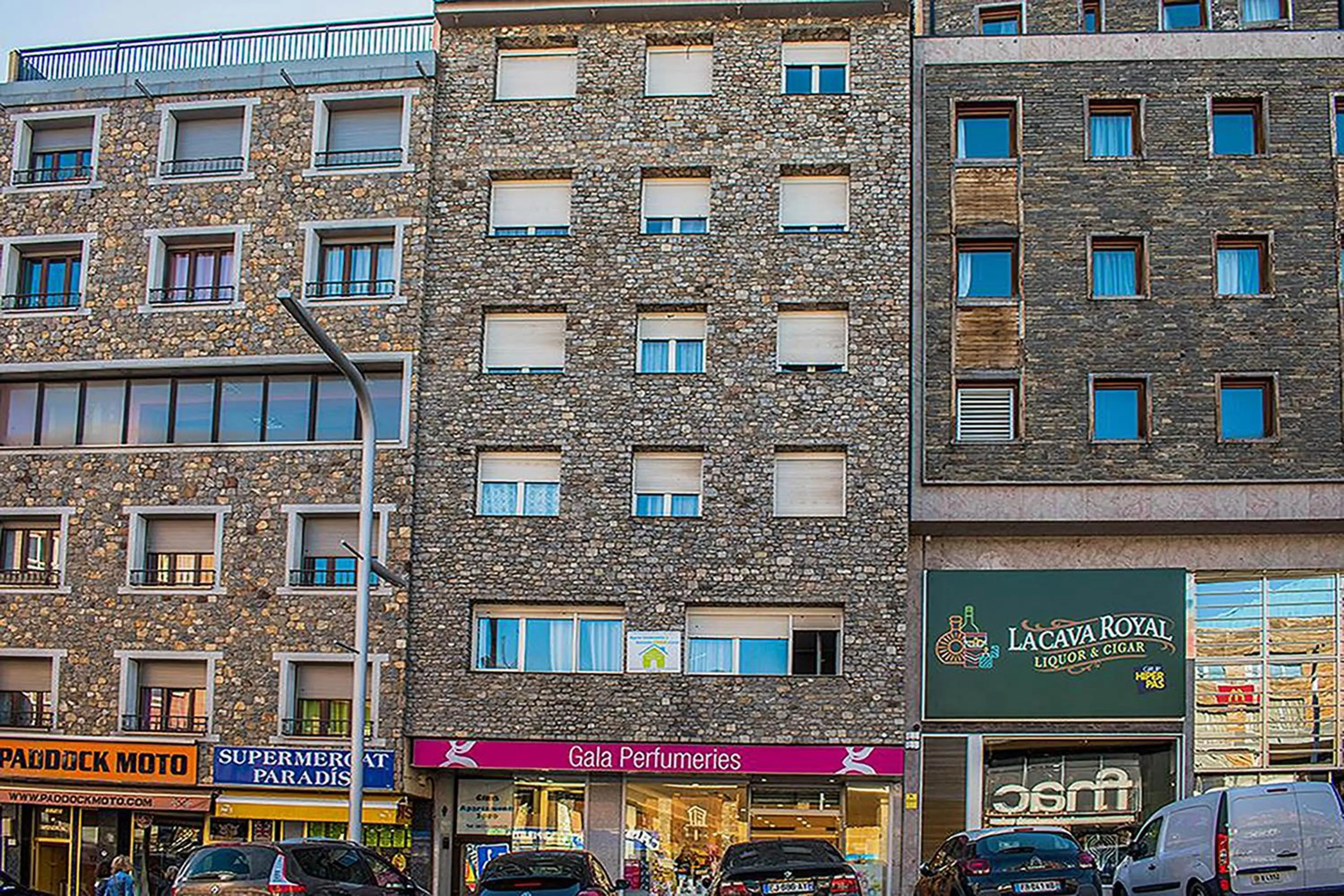 Property building in Cims Pas 3000