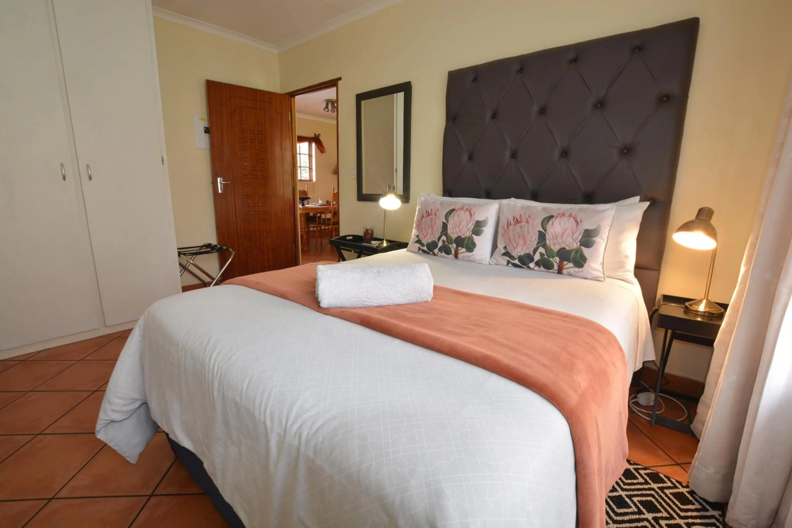 Bedroom, Bed in Kairos Home