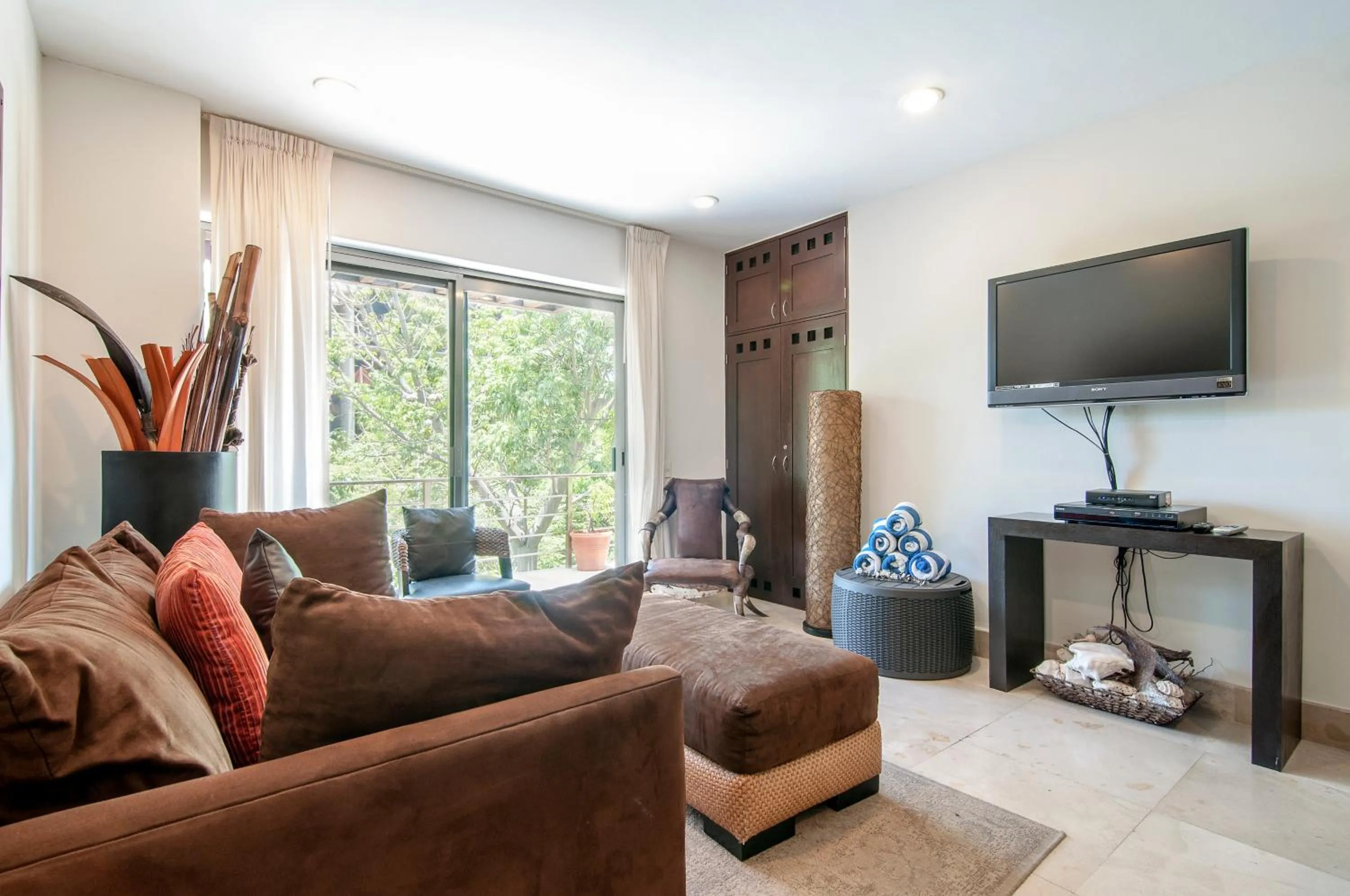 TV and multimedia in Luxurious & Central Condo In Playa Steps From The Beach