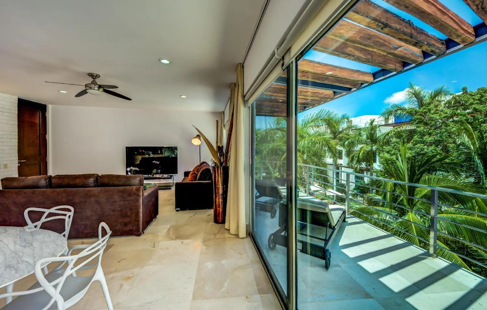 TV and multimedia in Luxurious & Central Condo In Playa Steps From The Beach
