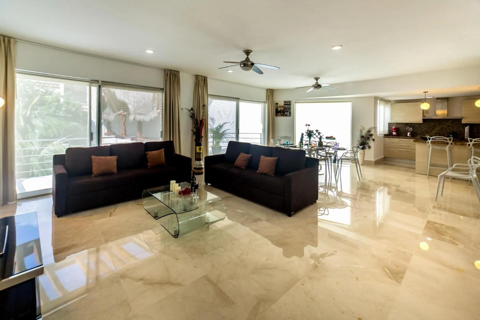 Living room in Luxurious & Central Condo In Playa Steps From The Beach
