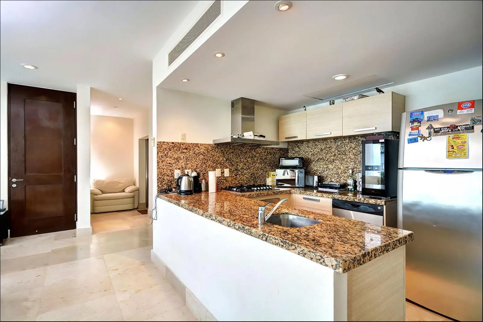 Coffee/tea facilities in Luxurious & Central Condo In Playa Steps From The Beach