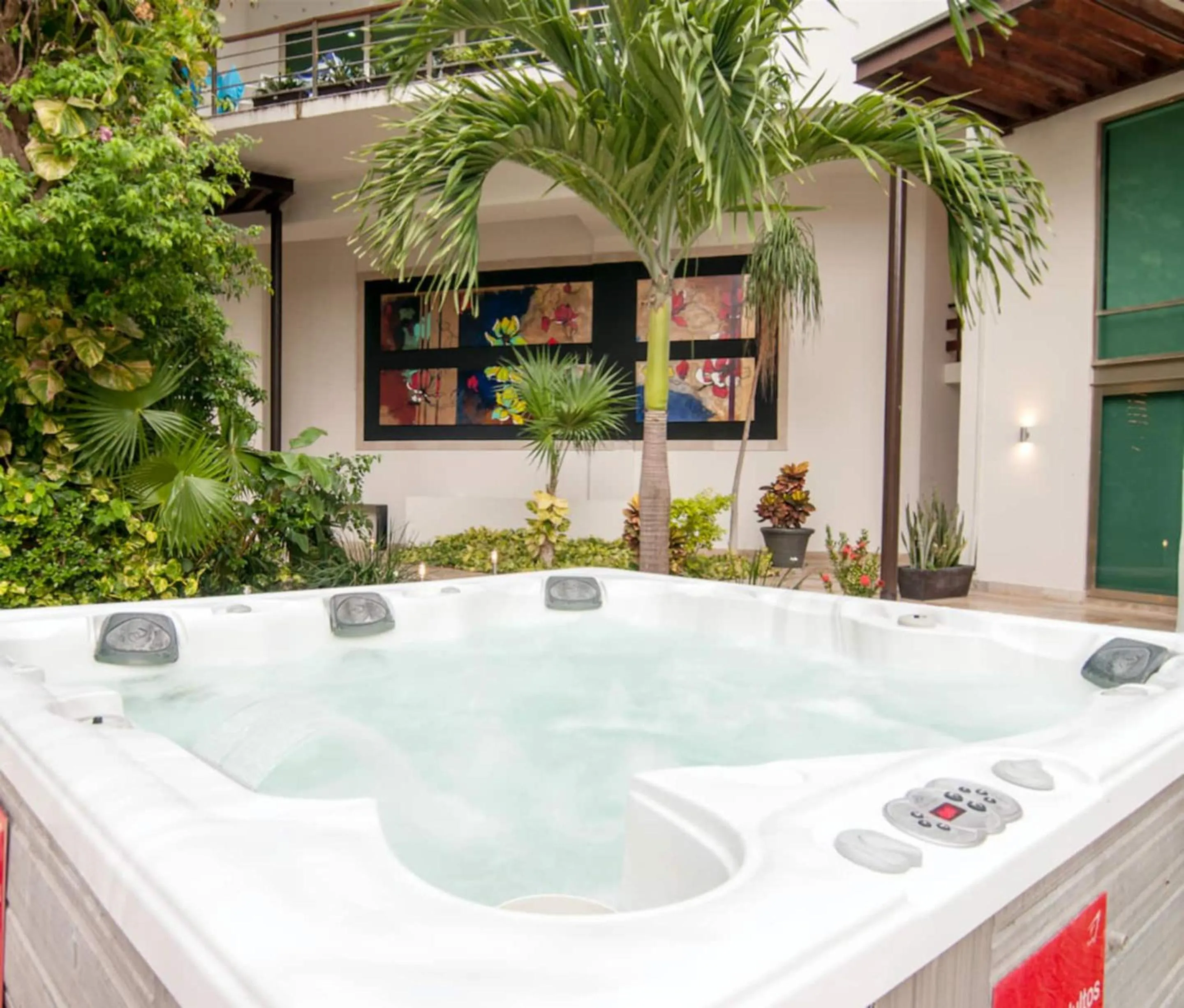 Hot Tub in Luxurious & Central Condo In Playa Steps From The Beach