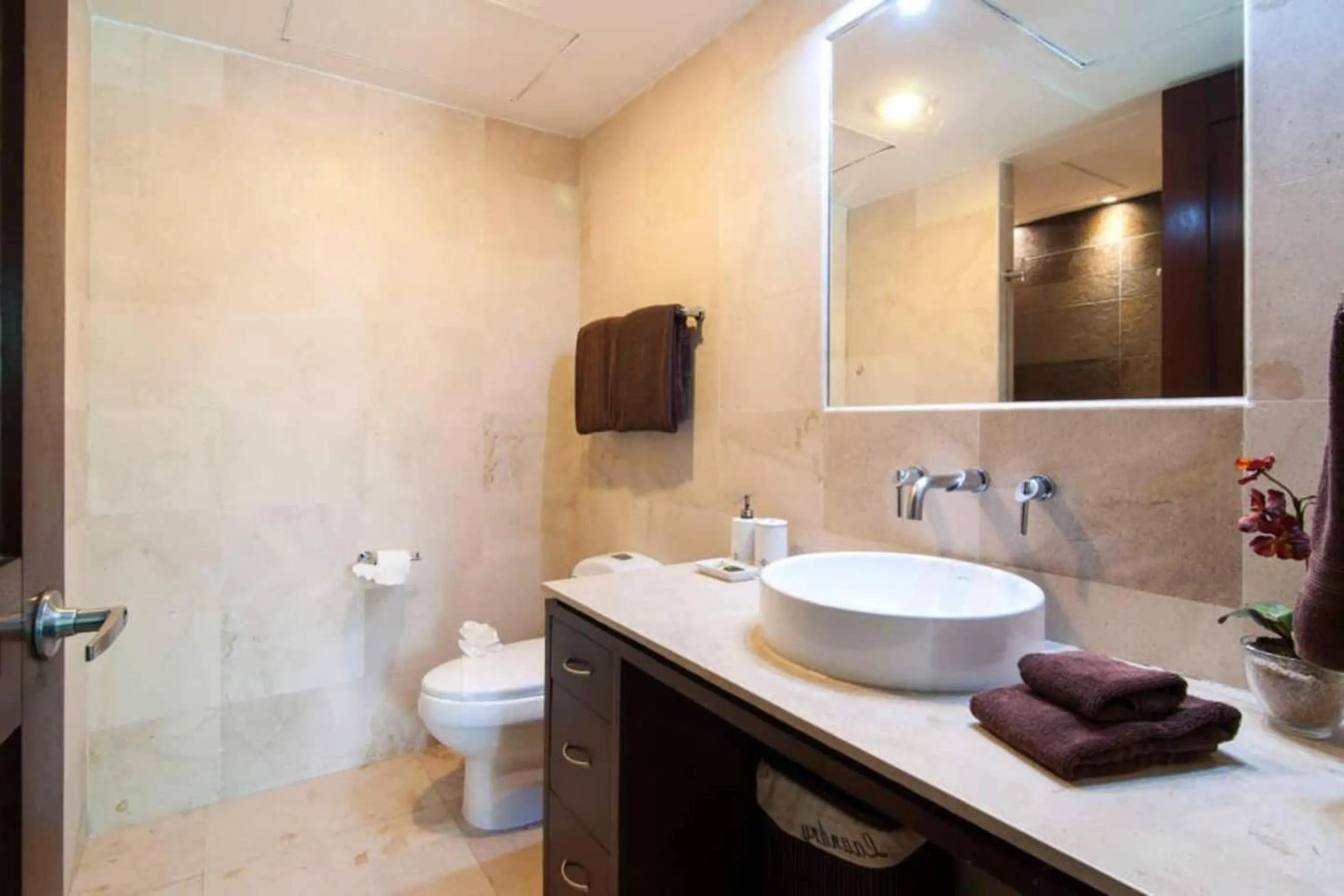 Toilet in Luxurious & Central Condo In Playa Steps From The Beach