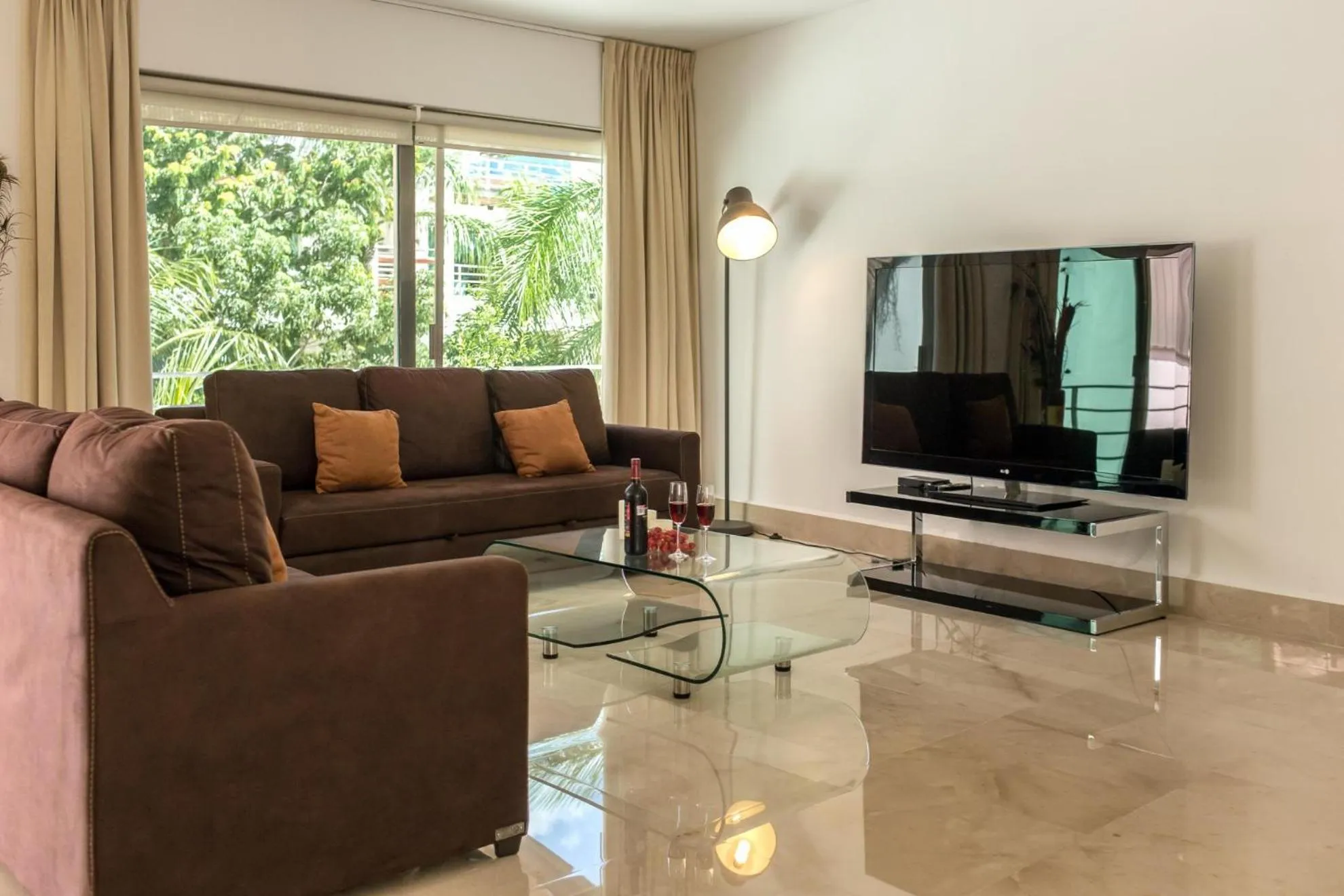 TV and multimedia in Luxurious & Central Condo In Playa Steps From The Beach