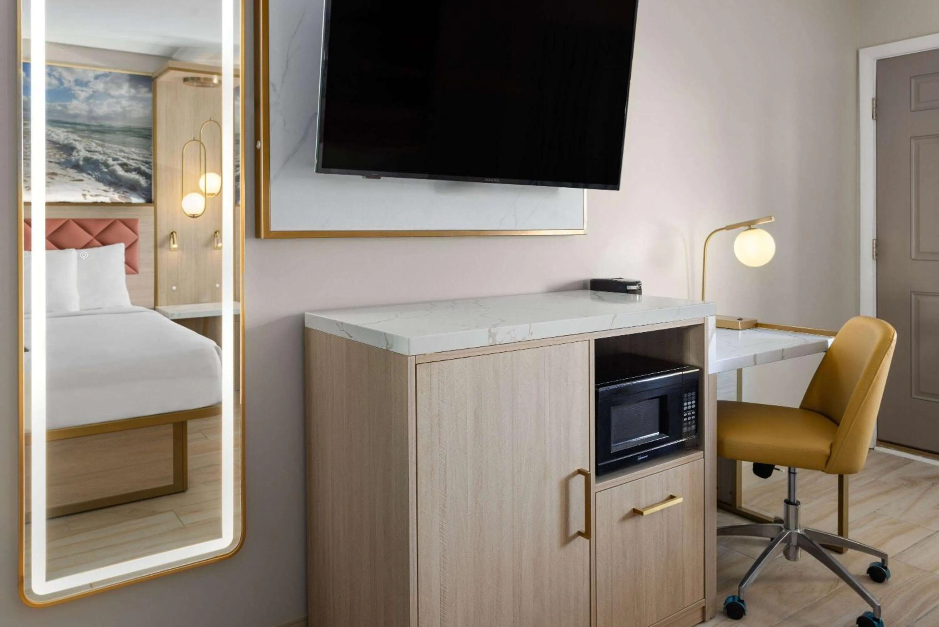 Photo of the whole room, Bed in The Vibes Hotel, Trademark Collection by Wyndham