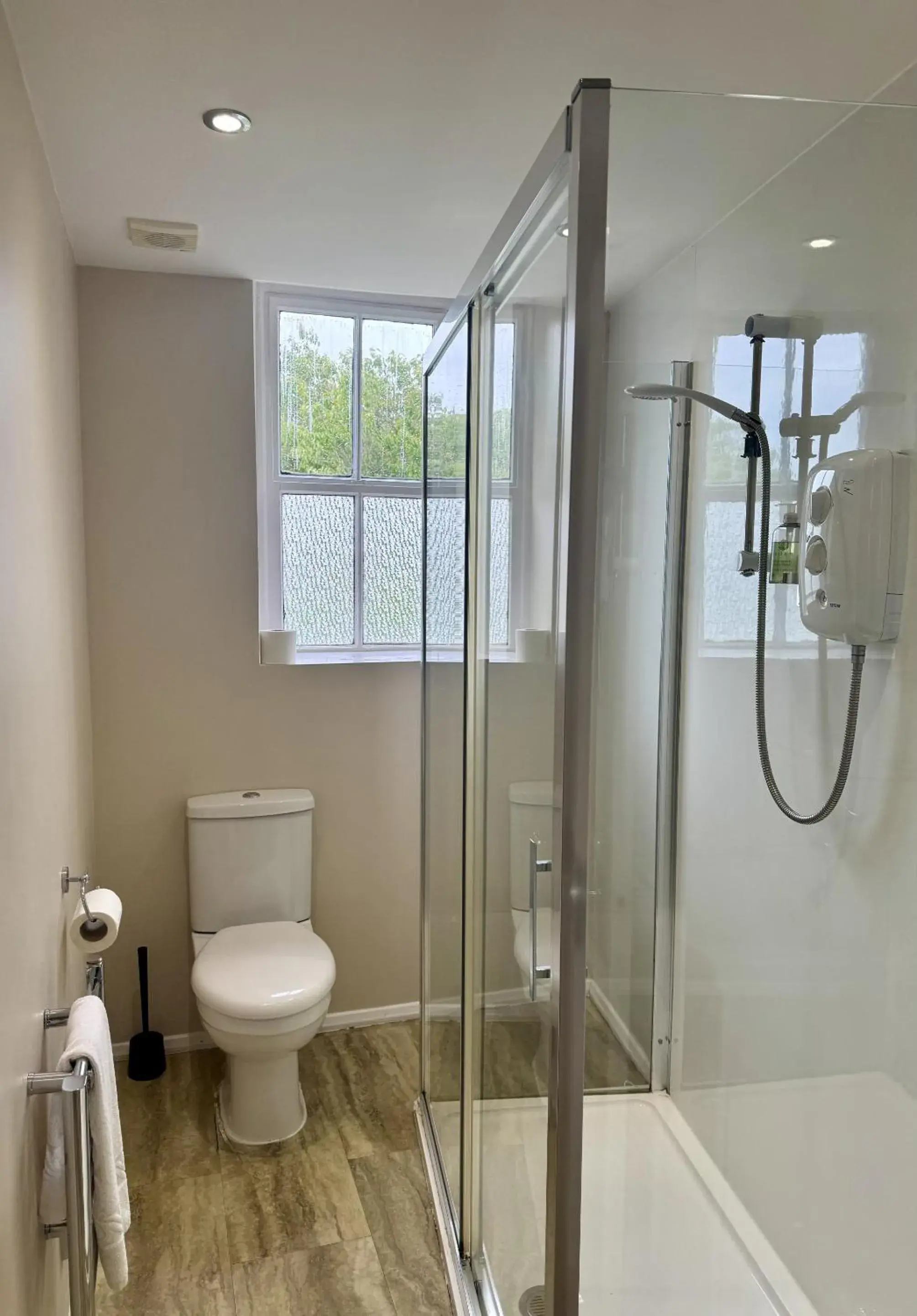 Twin Room with Shower in The Manor Twin Room with Shower in The Manor