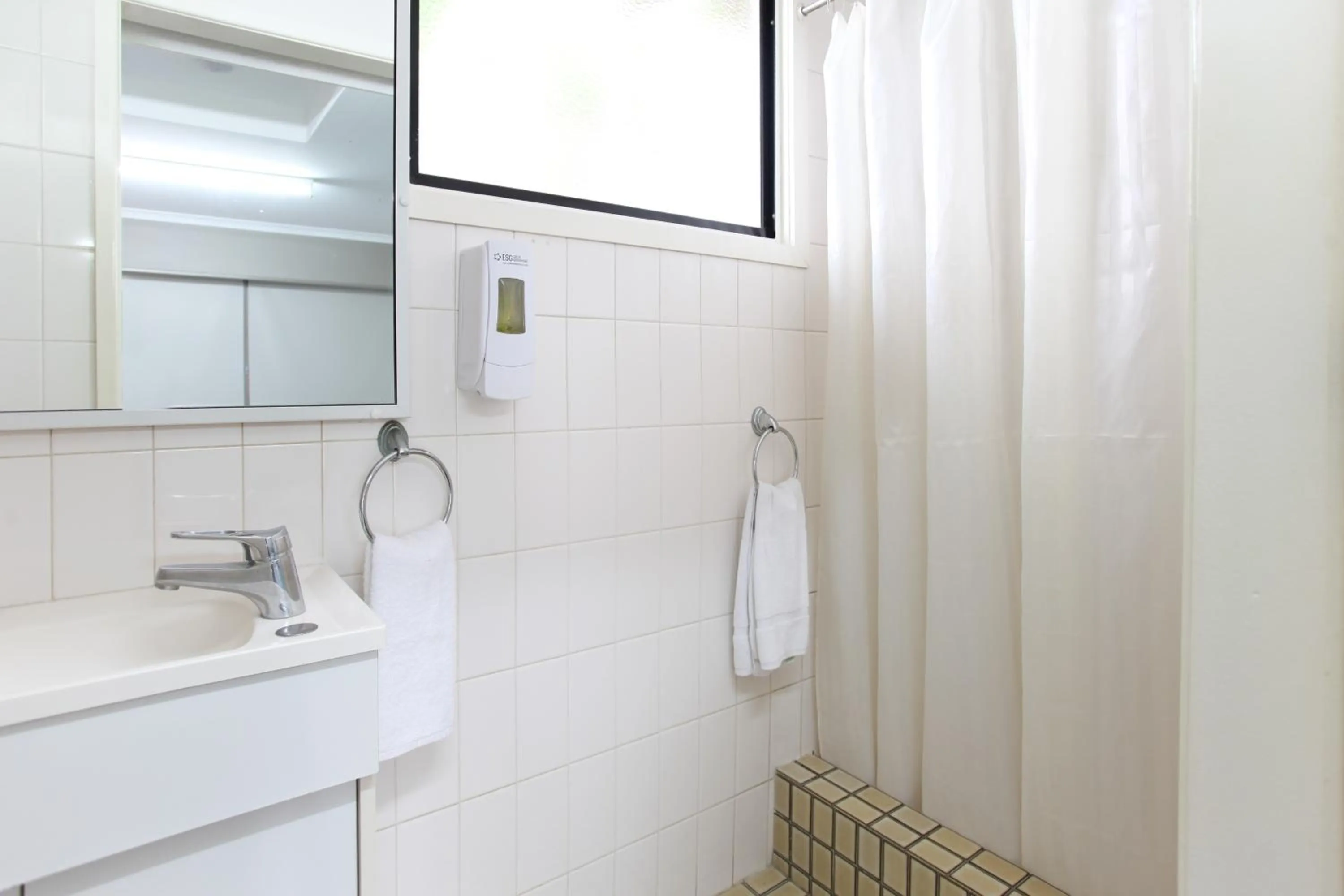 Bathroom in Tandara Hotel Motel