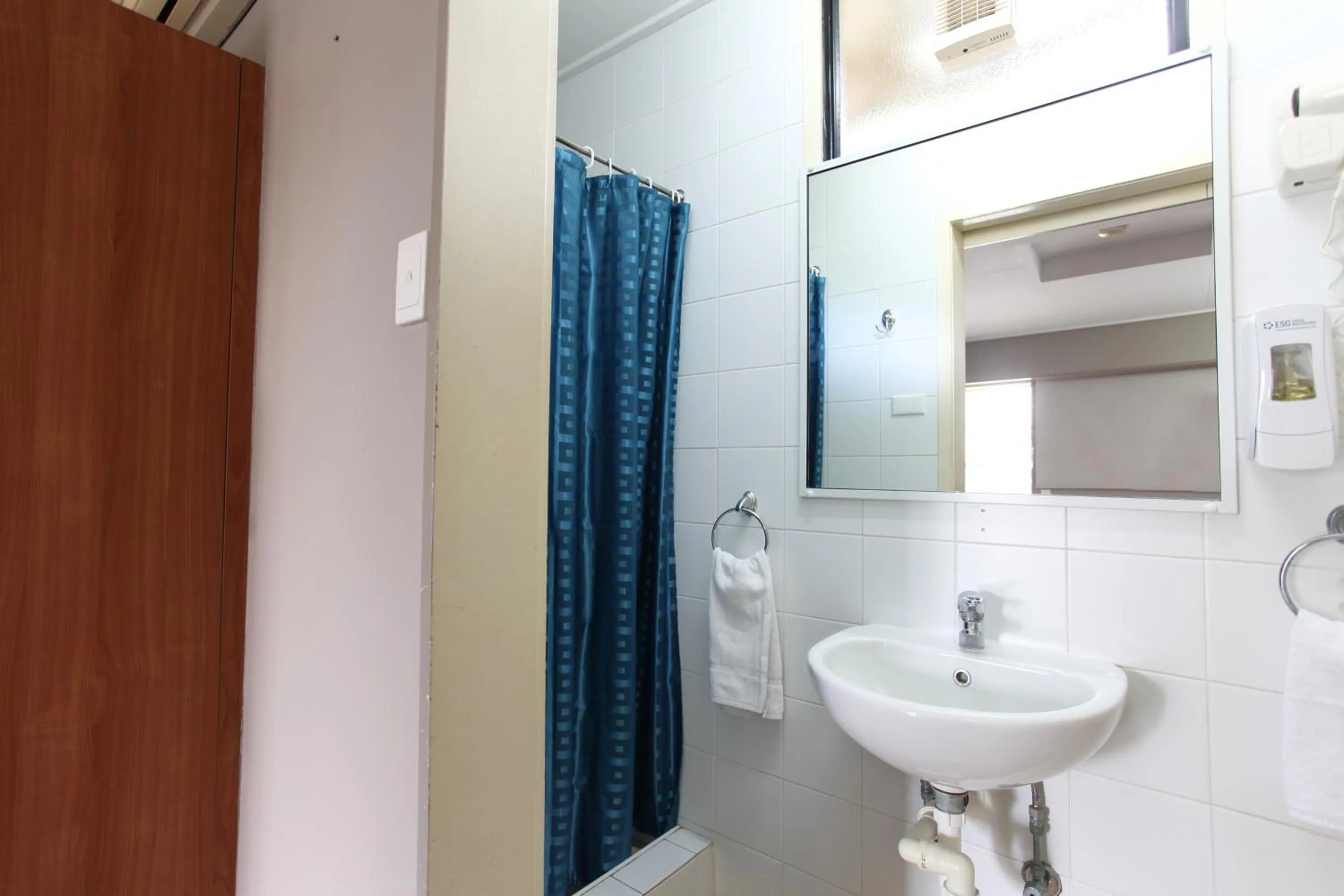 Bathroom in Tandara Hotel Motel