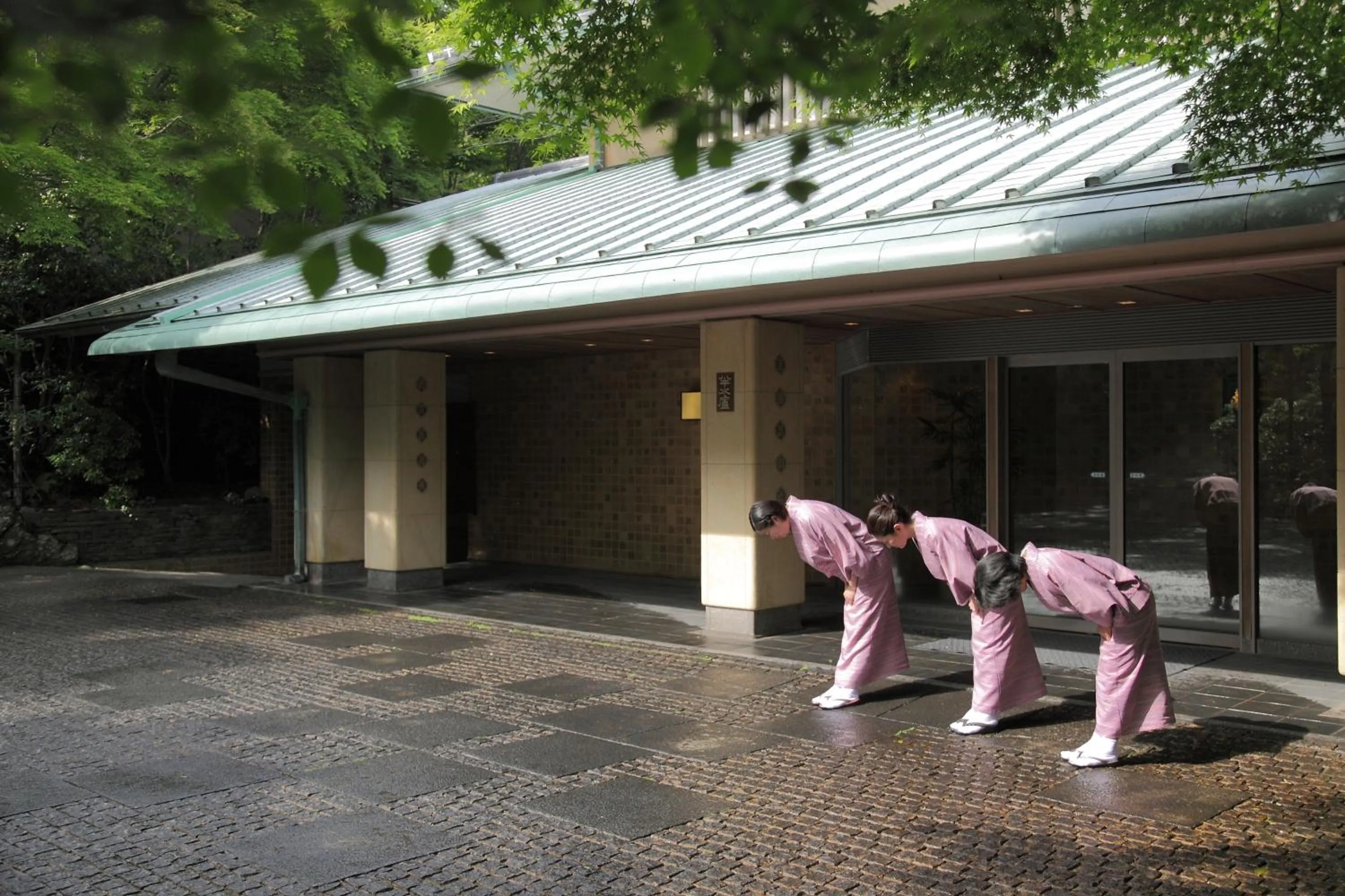 Facade/entrance in UNZEN HANZUIRYO by Onko Chishin