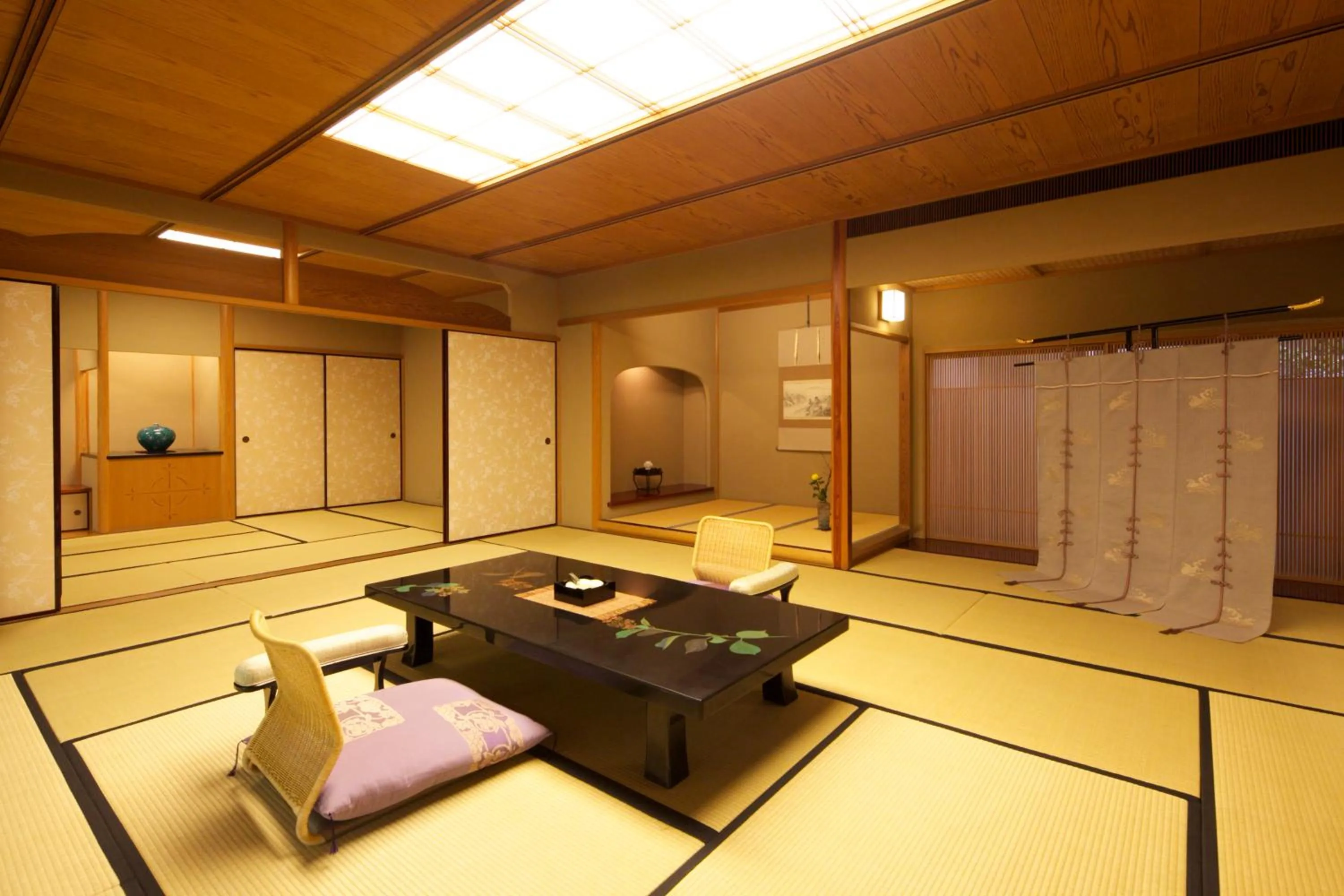 Photo of the whole room in UNZEN HANZUIRYO by Onko Chishin