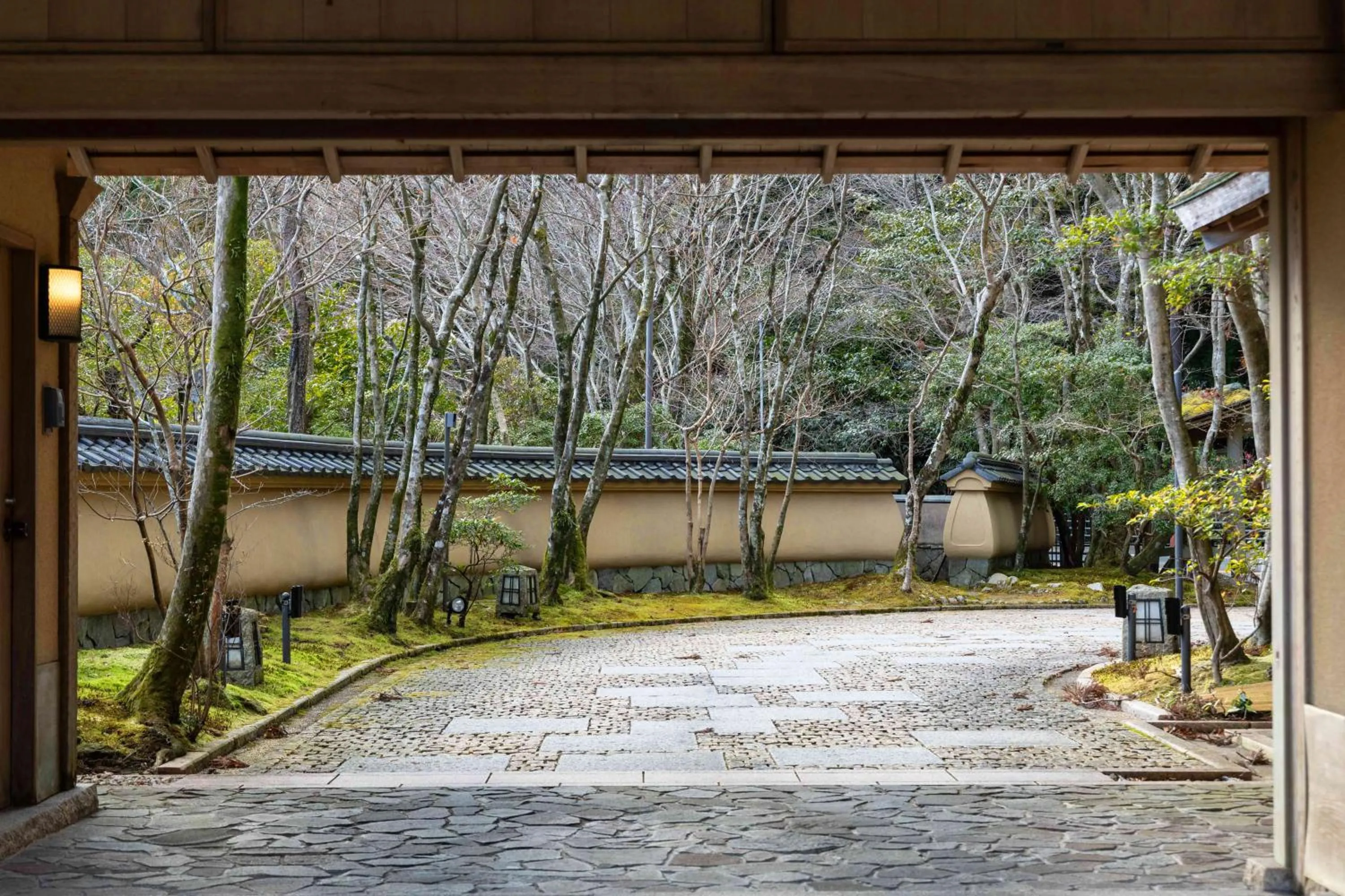Facade/entrance in UNZEN HANZUIRYO by Onko Chishin