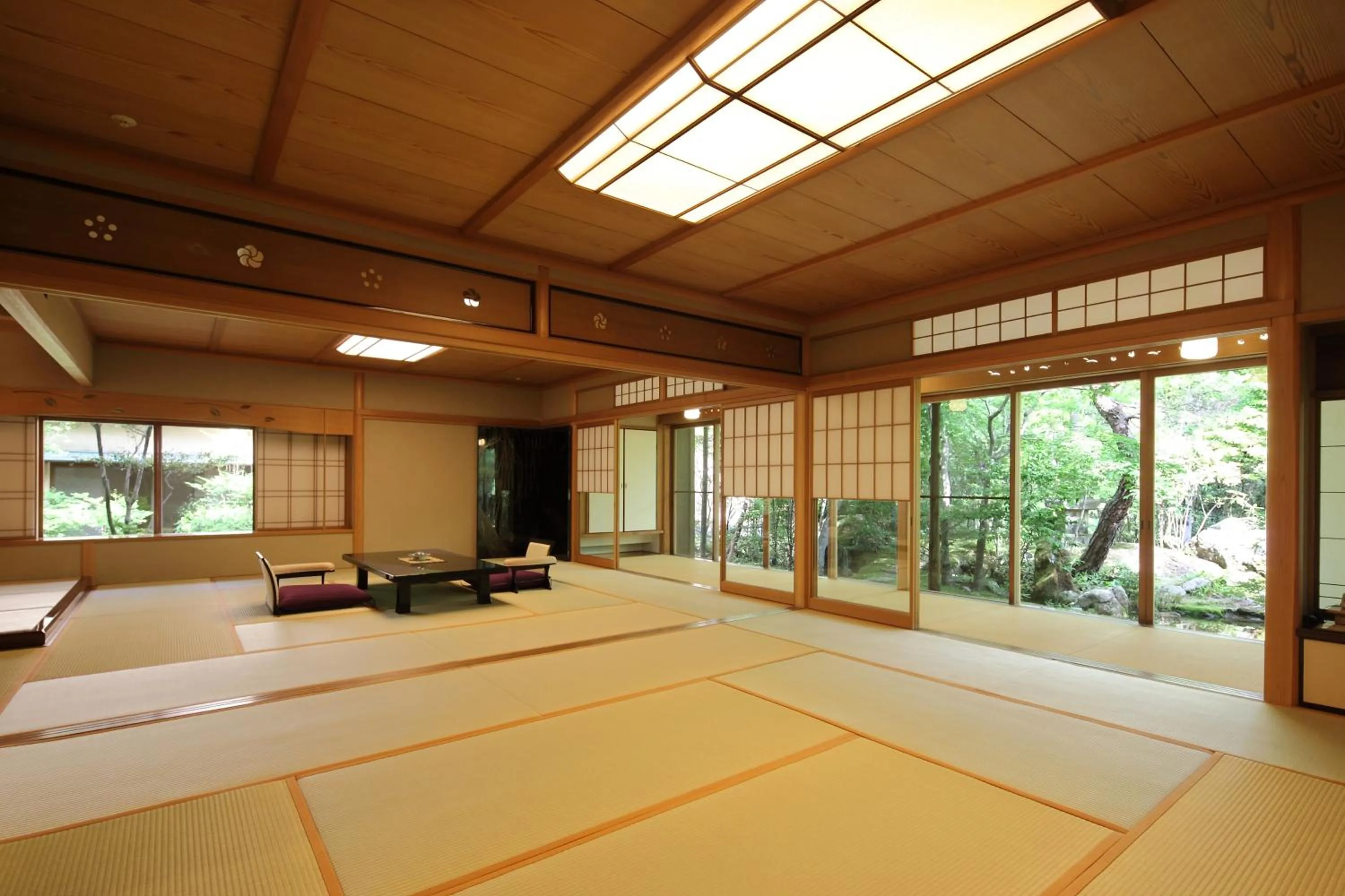 Photo of the whole room in UNZEN HANZUIRYO by Onko Chishin
