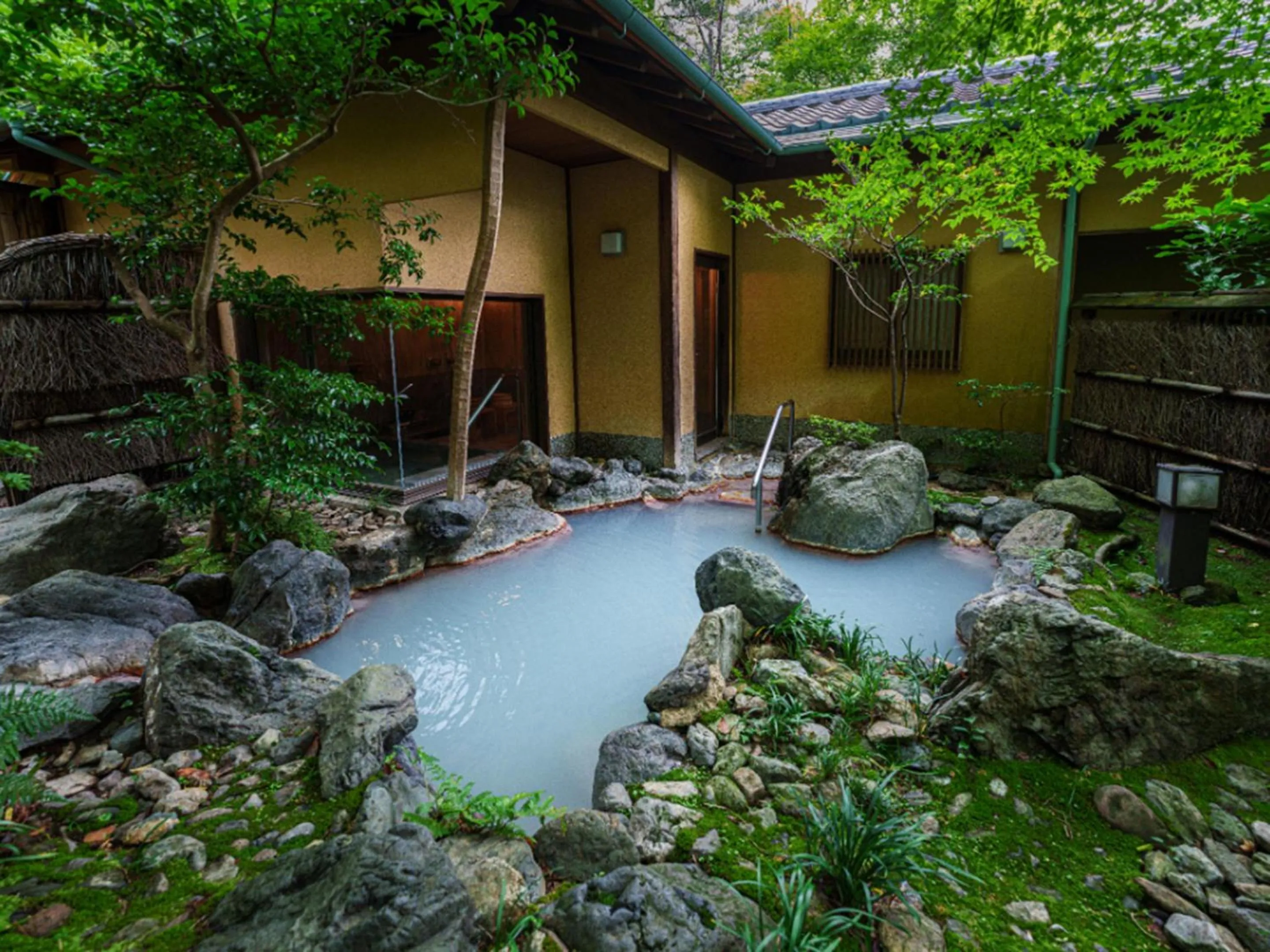 Hot Spring Bath in UNZEN HANZUIRYO by Onko Chishin