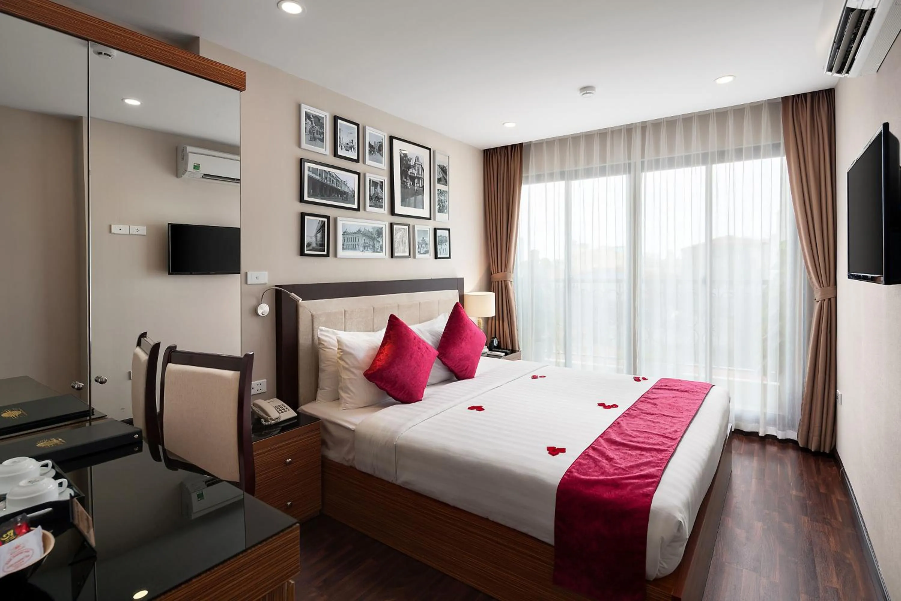 Property building, Bed in Golden Moon Suite Hotel & Travel