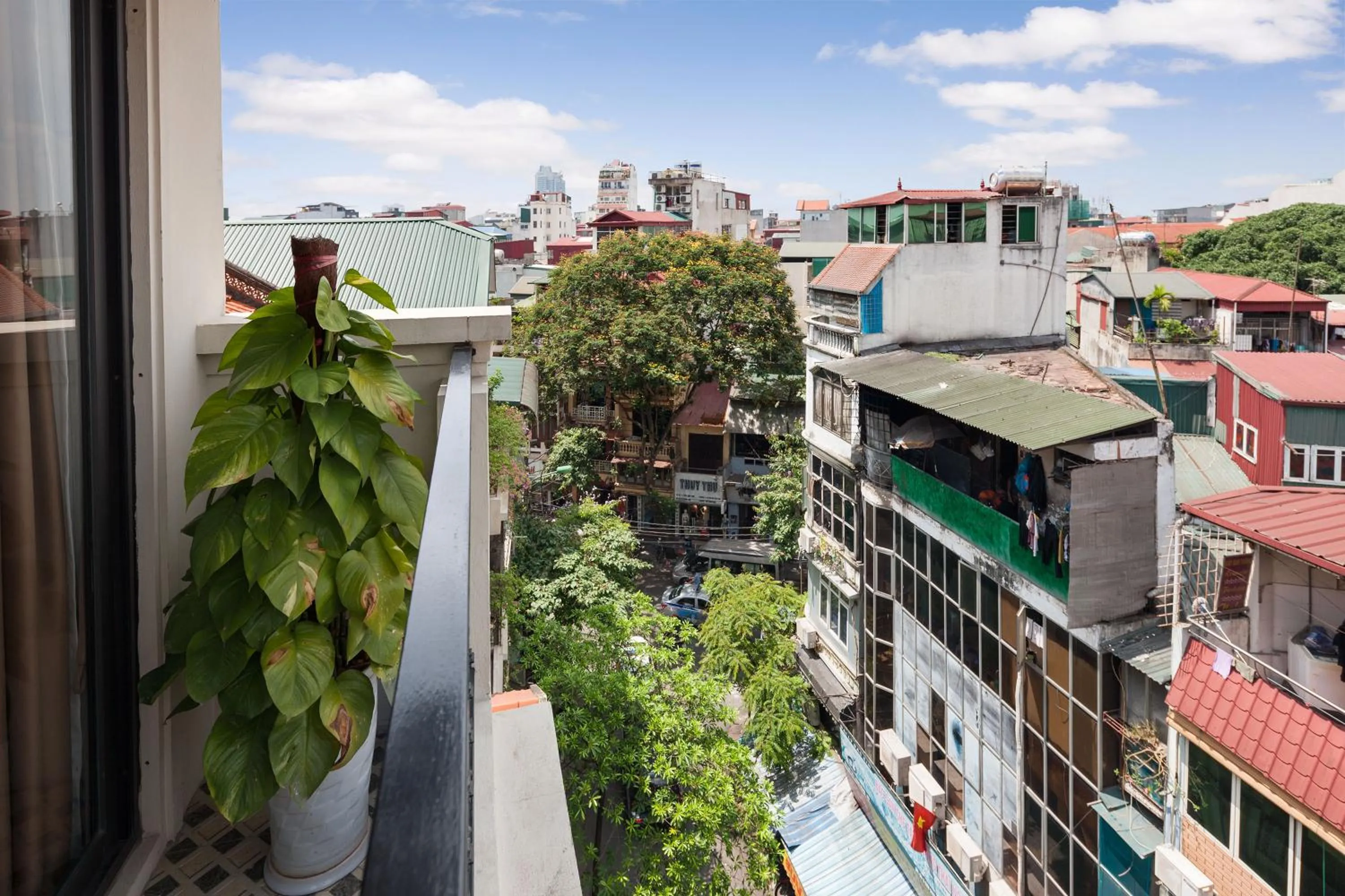 Property building in Golden Moon Suite Hotel & Travel