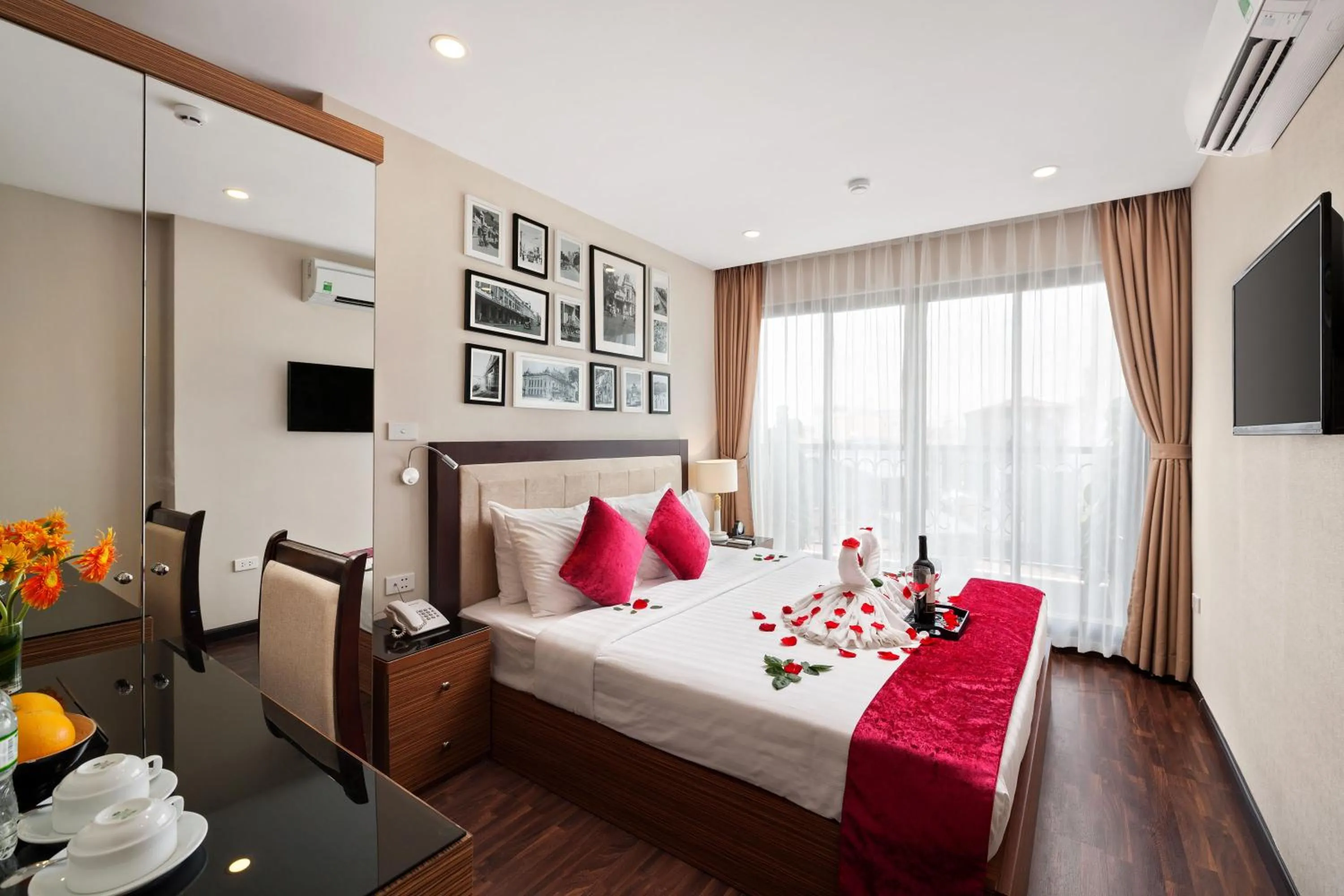 Food and drinks, Bed in Golden Moon Suite Hotel & Travel
