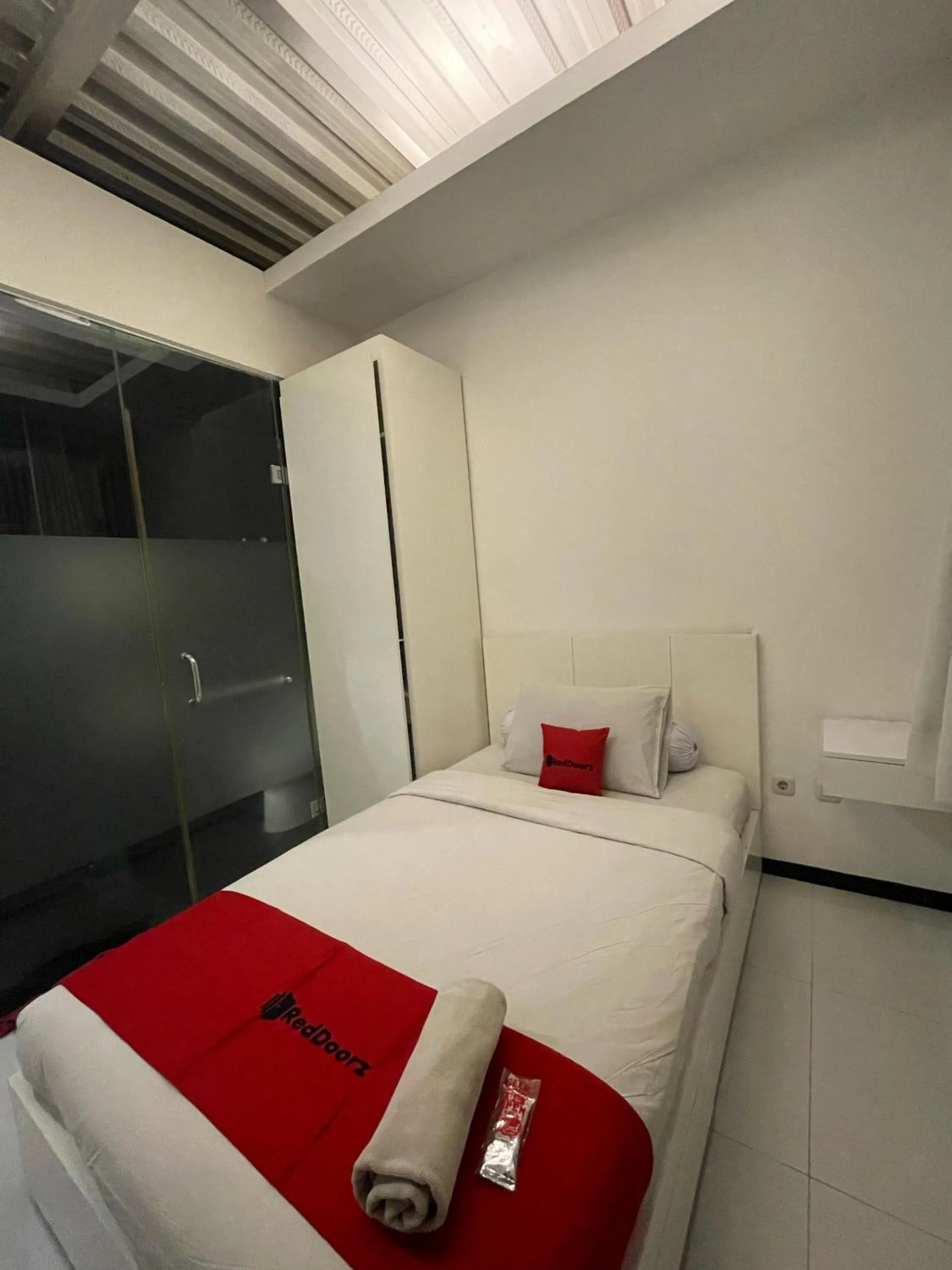 Bed in RedDoorz Plus near Parahyangan University