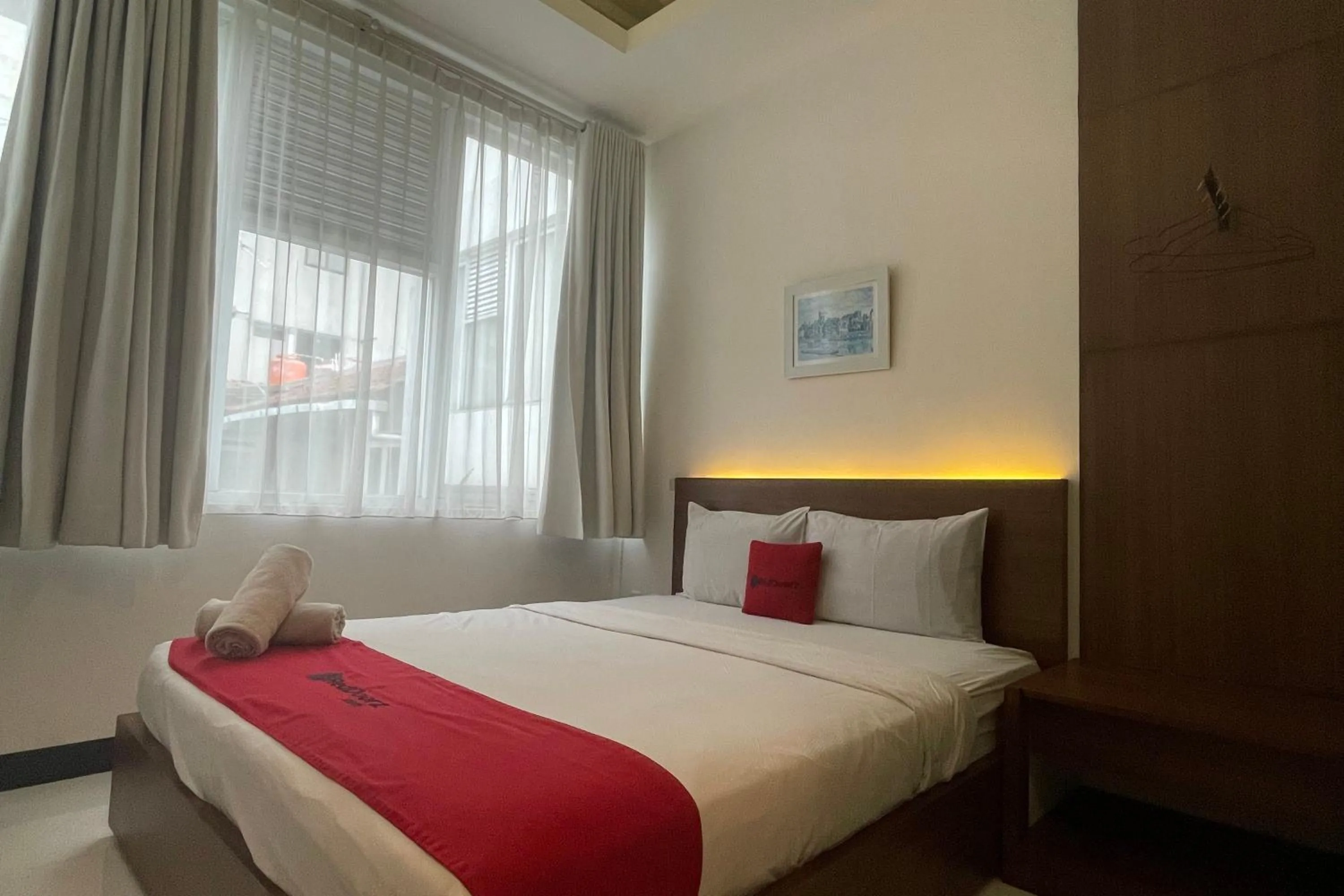 Bed in RedDoorz Plus near Parahyangan University