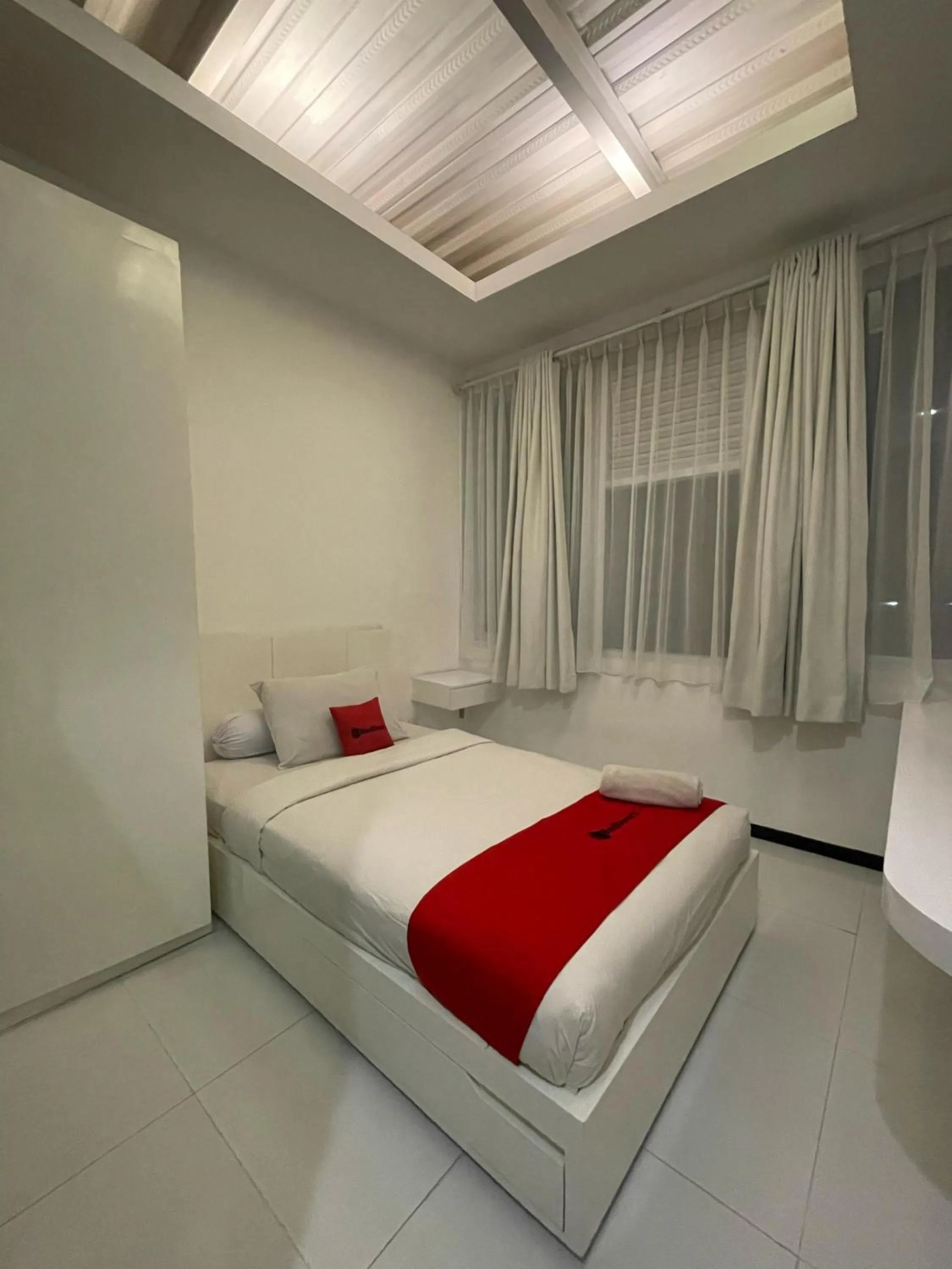 Bed in RedDoorz Plus near Parahyangan University